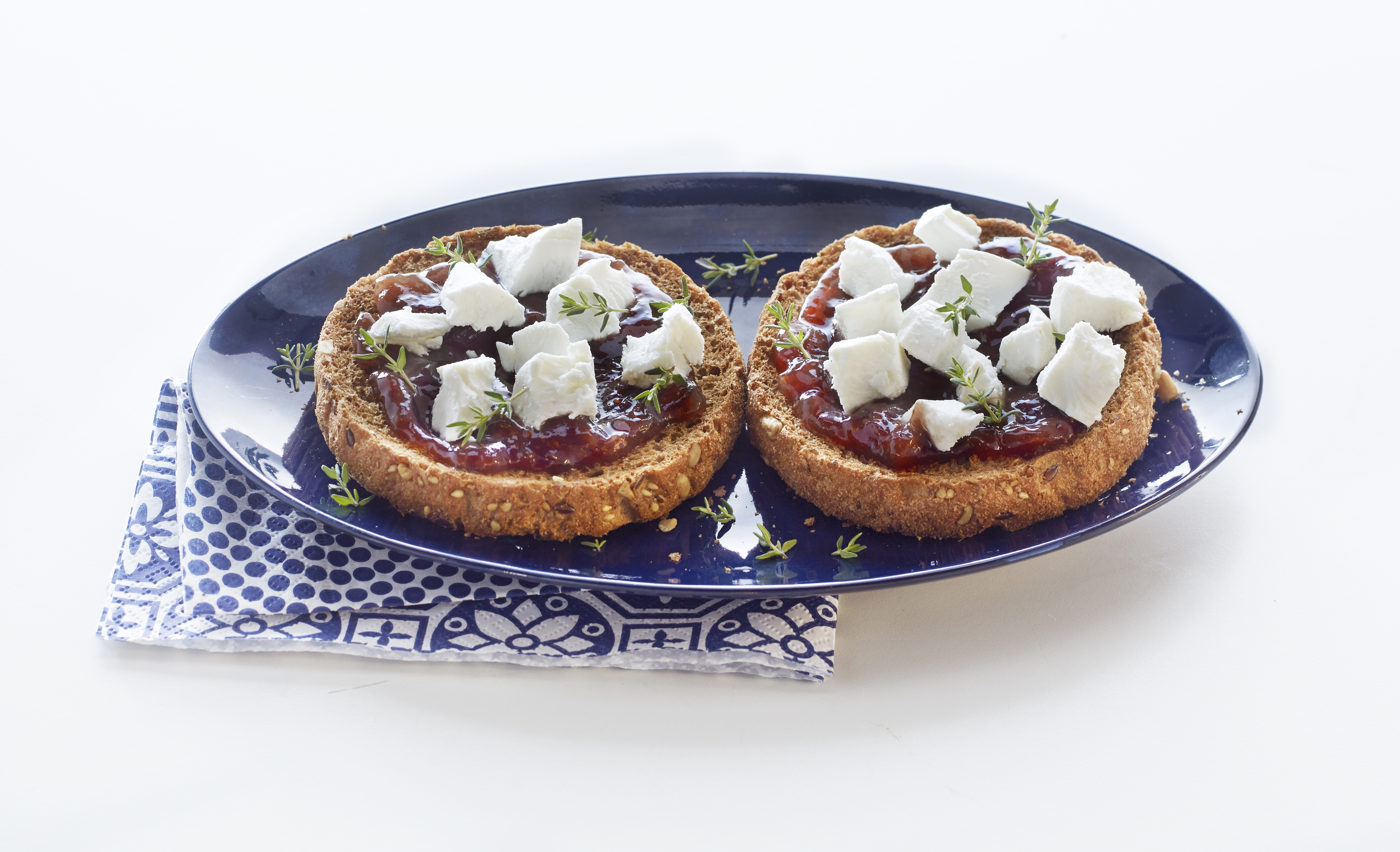 Boerenbeschuit met vijgenjam en geitenkaas