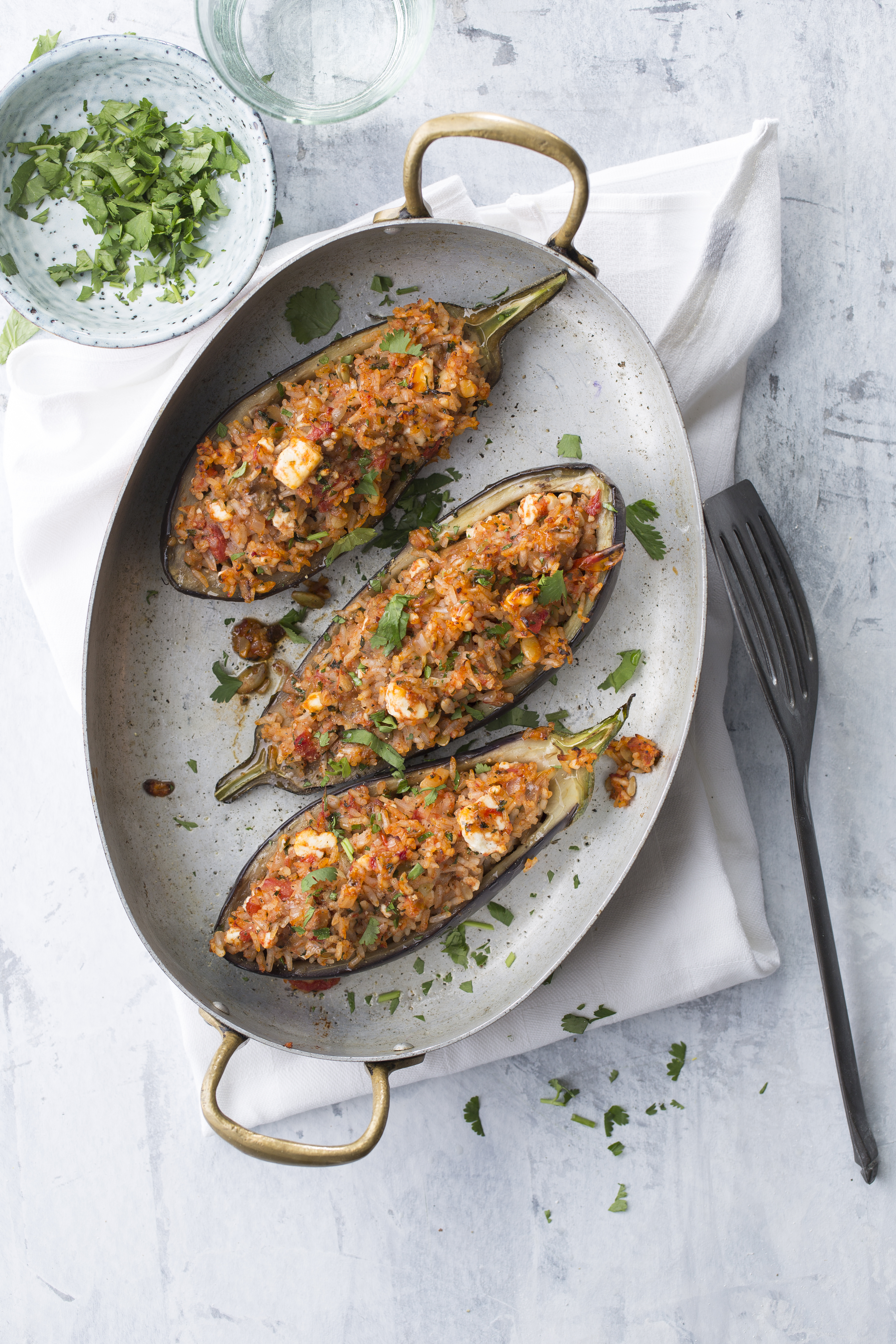 Aubergine met gekruide notenrijst en feta