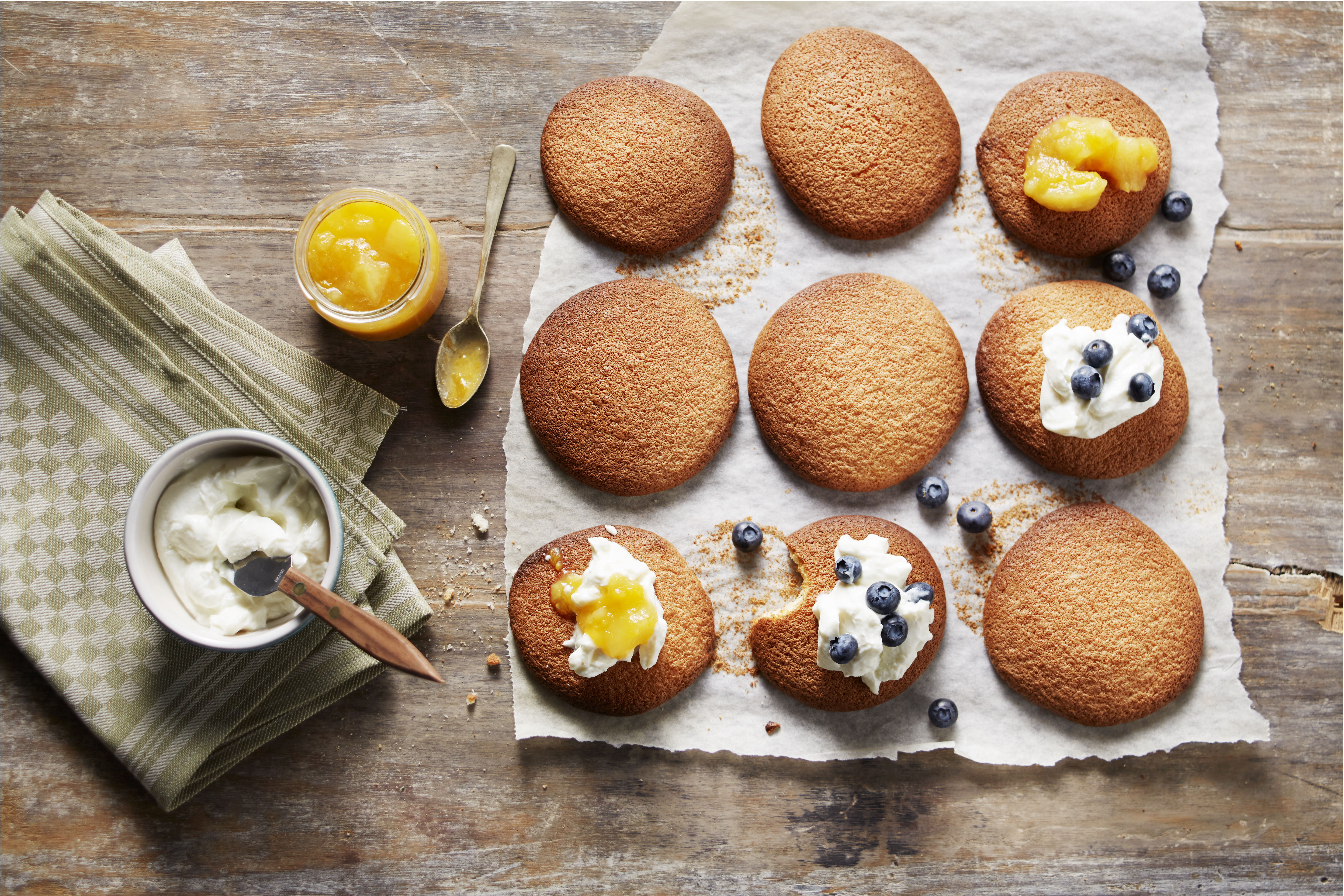 Eierkoeken met yoghurt en fruit