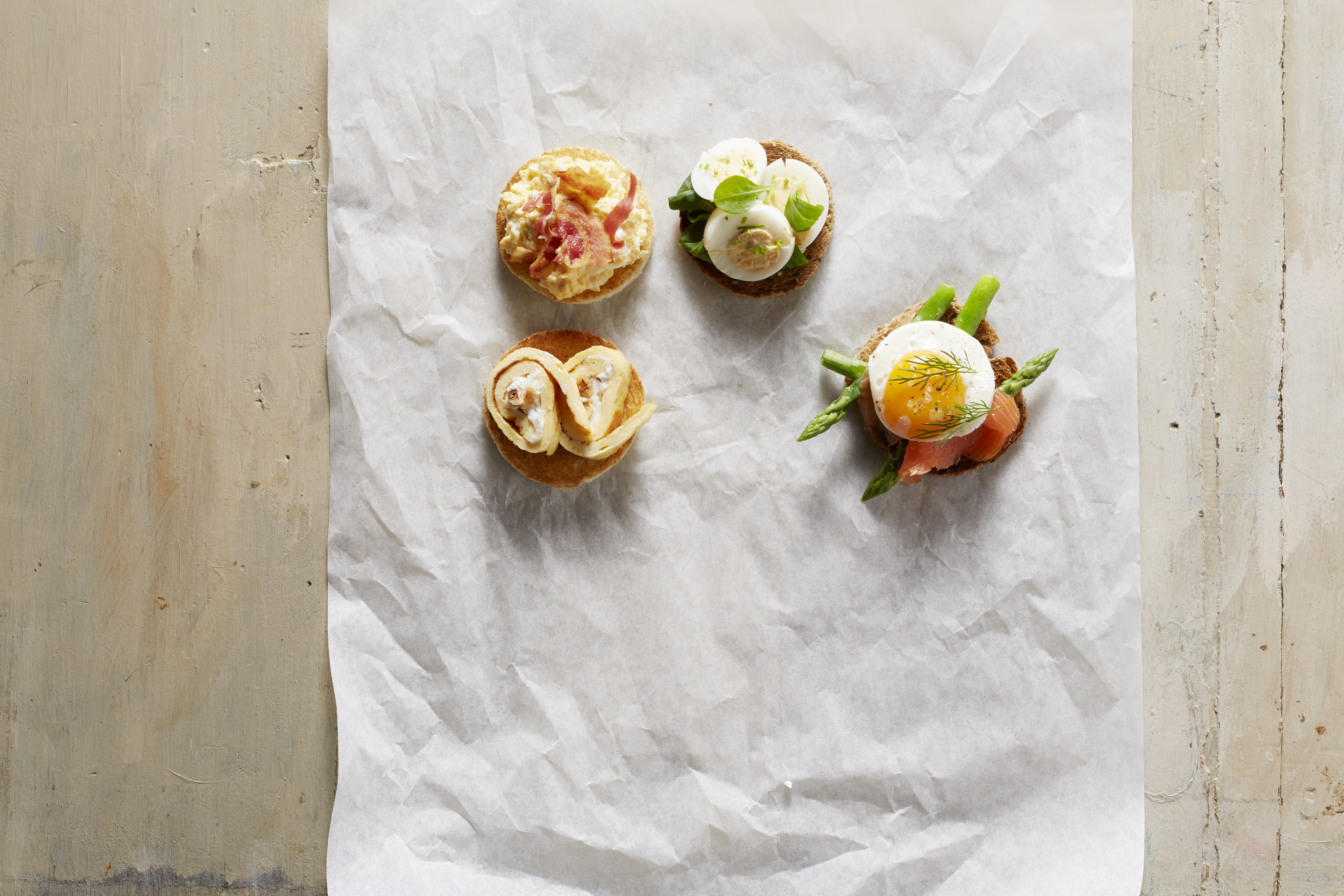 Broodrondjes met spiegelei en gerookte zalm