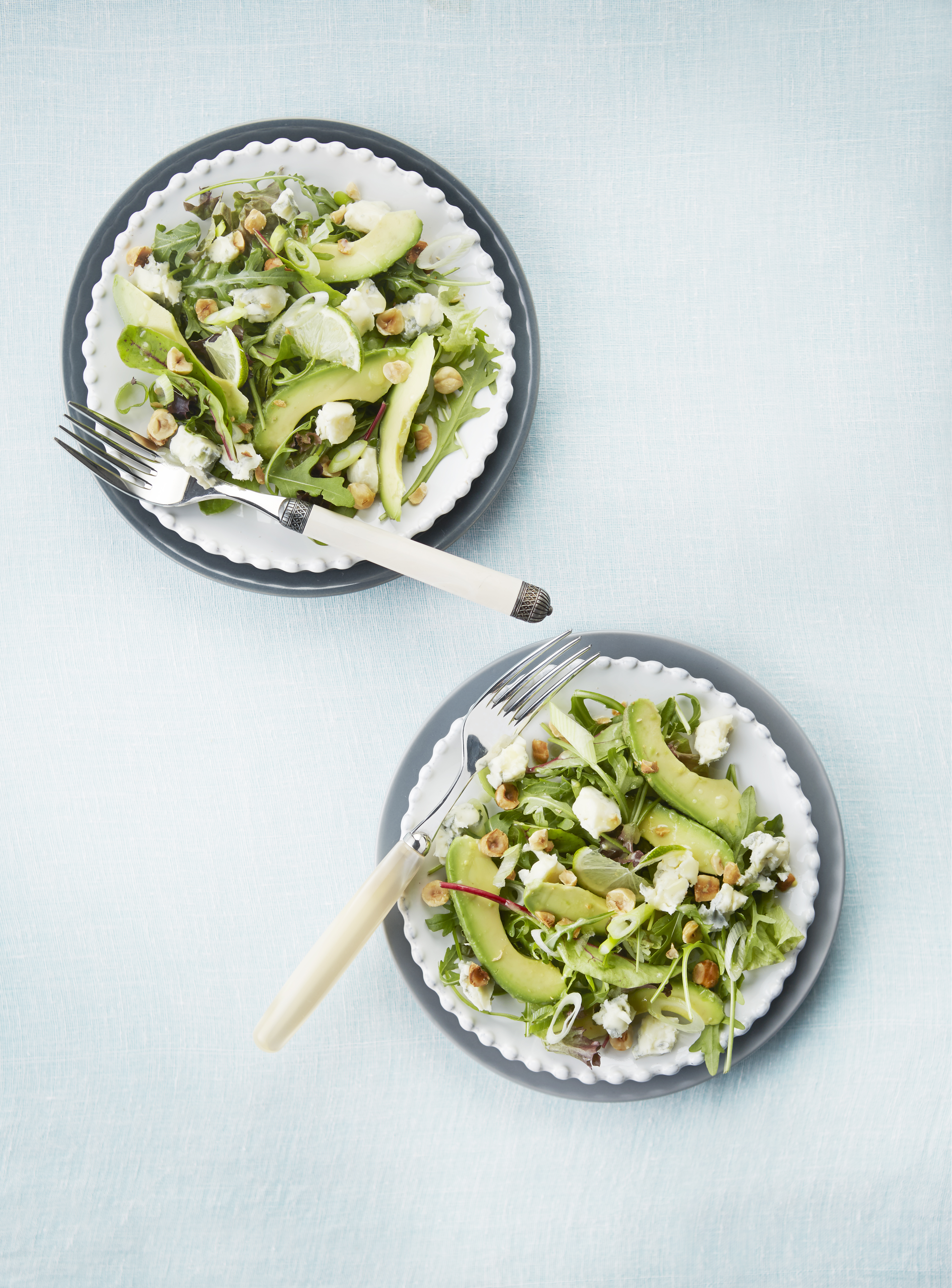 Avocadosalade met hazelnoten en limoendressing