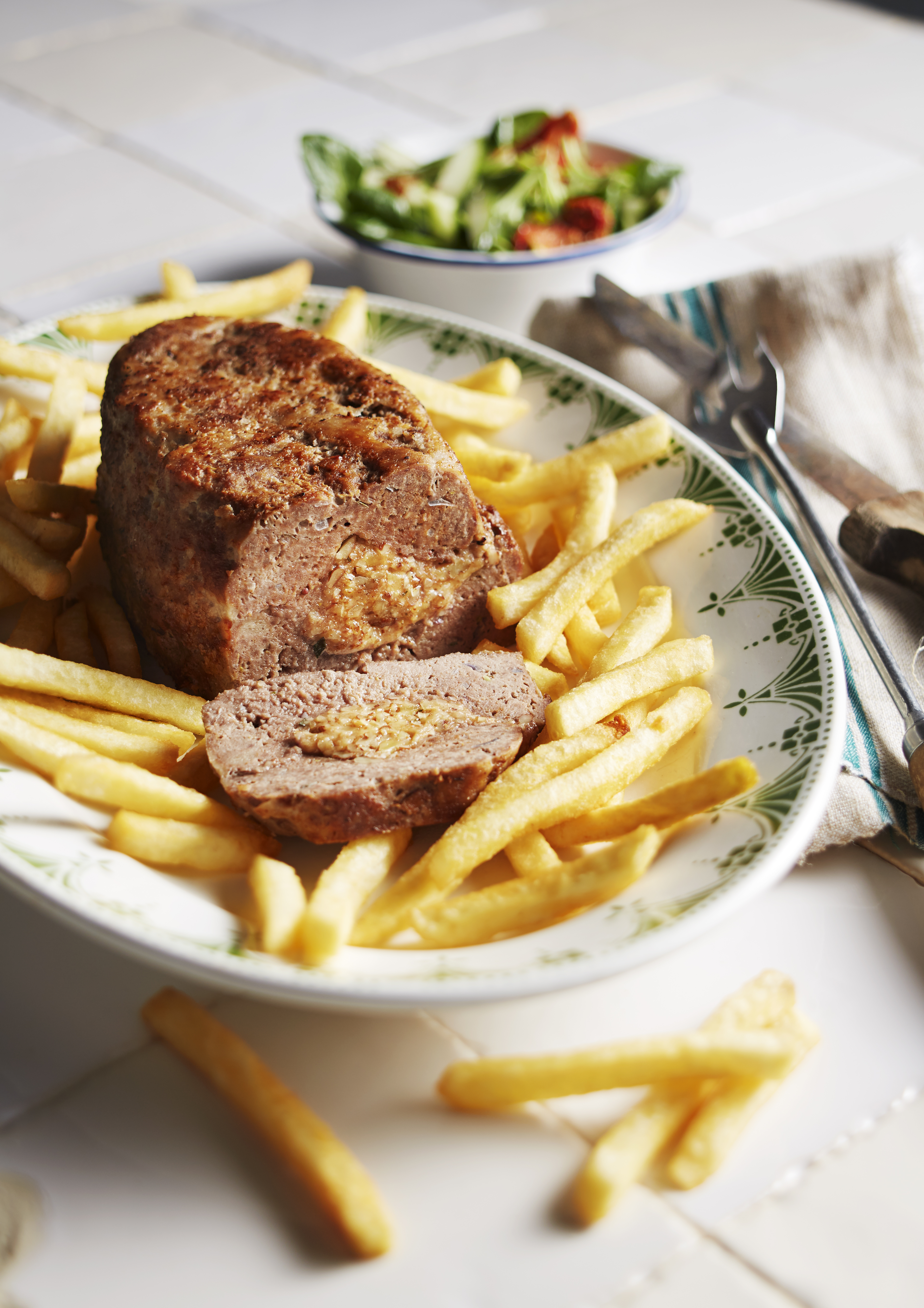 Gehaktbrood met oude kaas en pecannoten