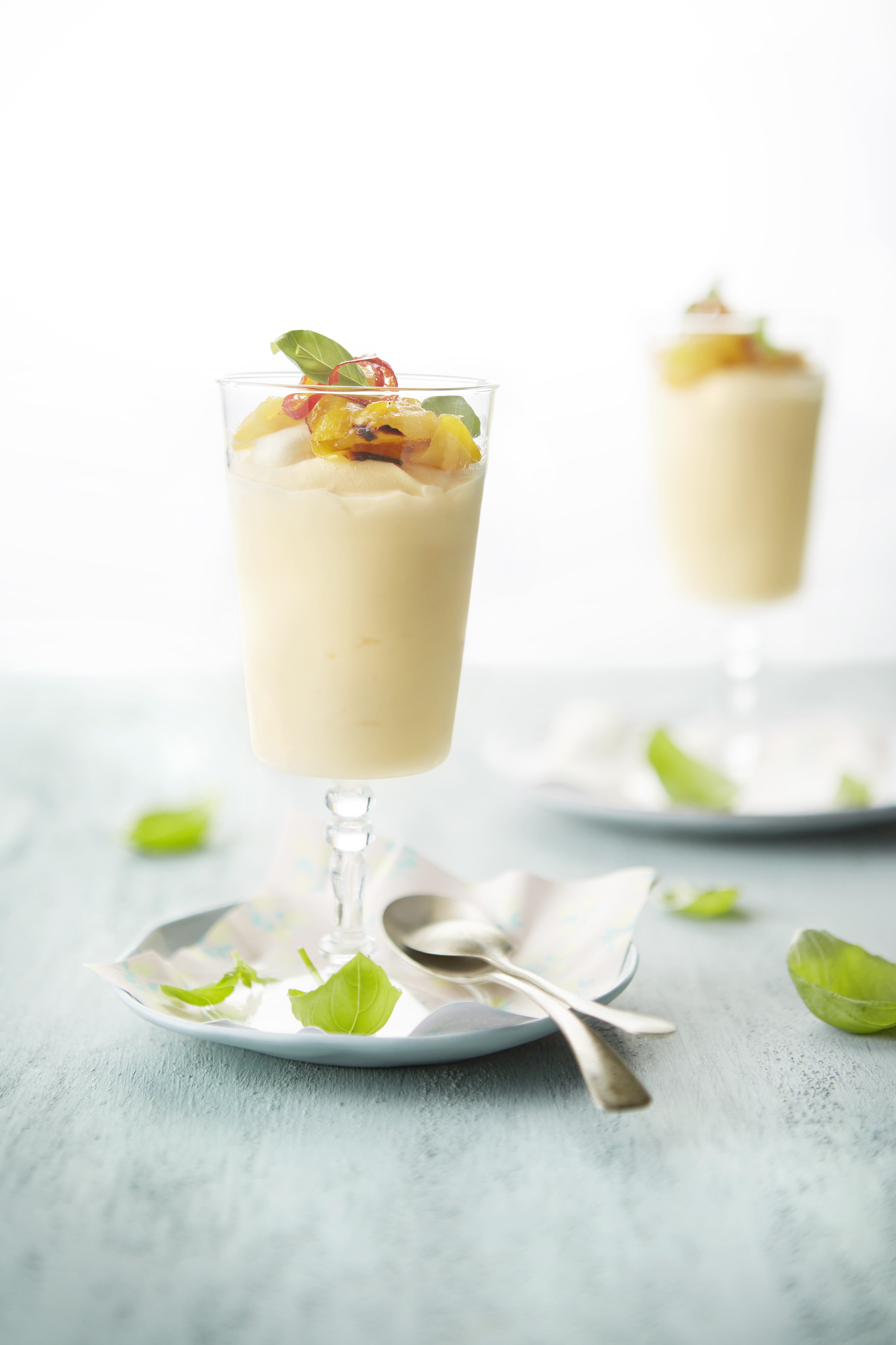 Advocaatparfait met geroosterde mango en basilicum