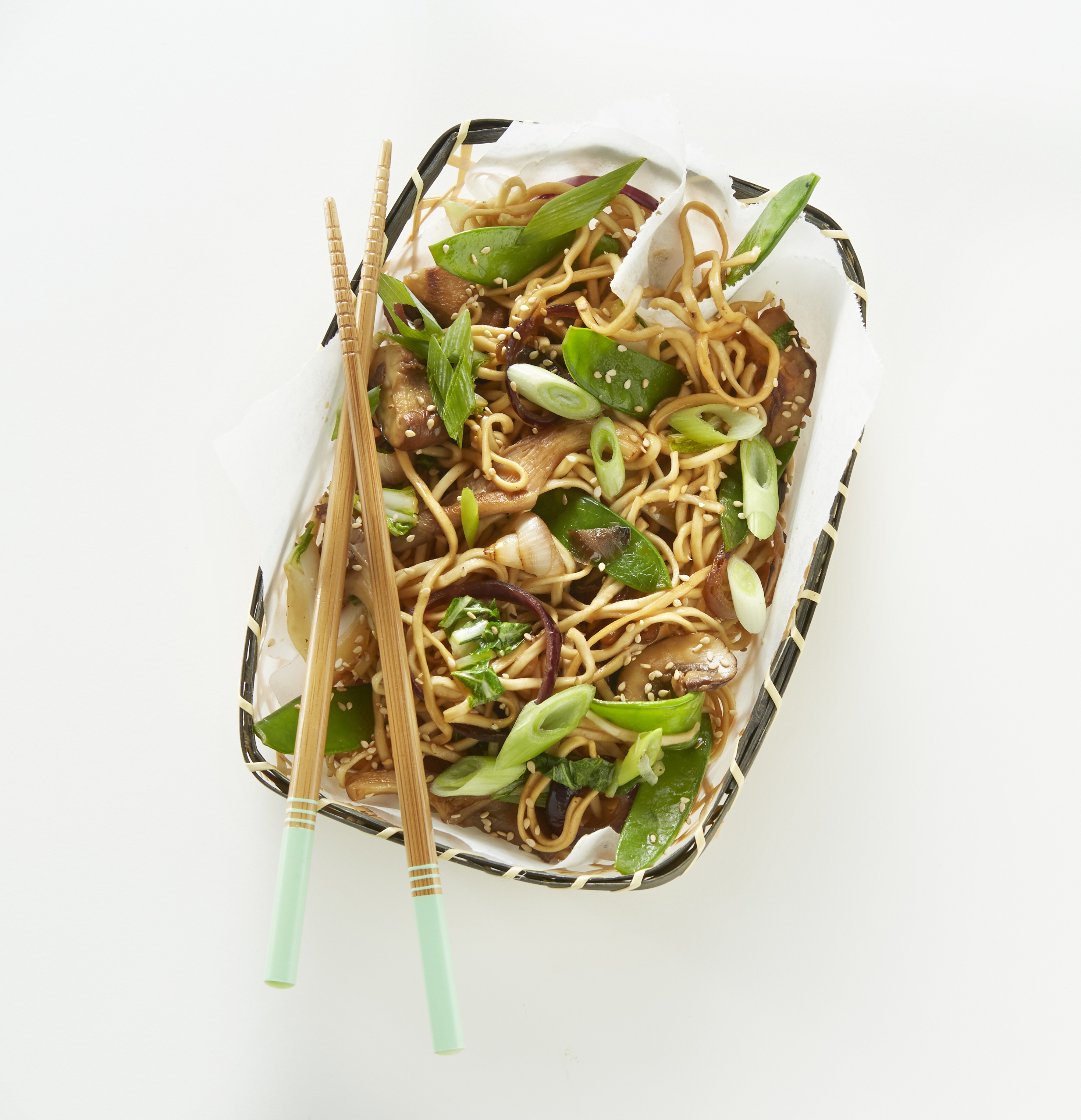 Eiernoedels met paddenstoelen, paksoi en peultjes