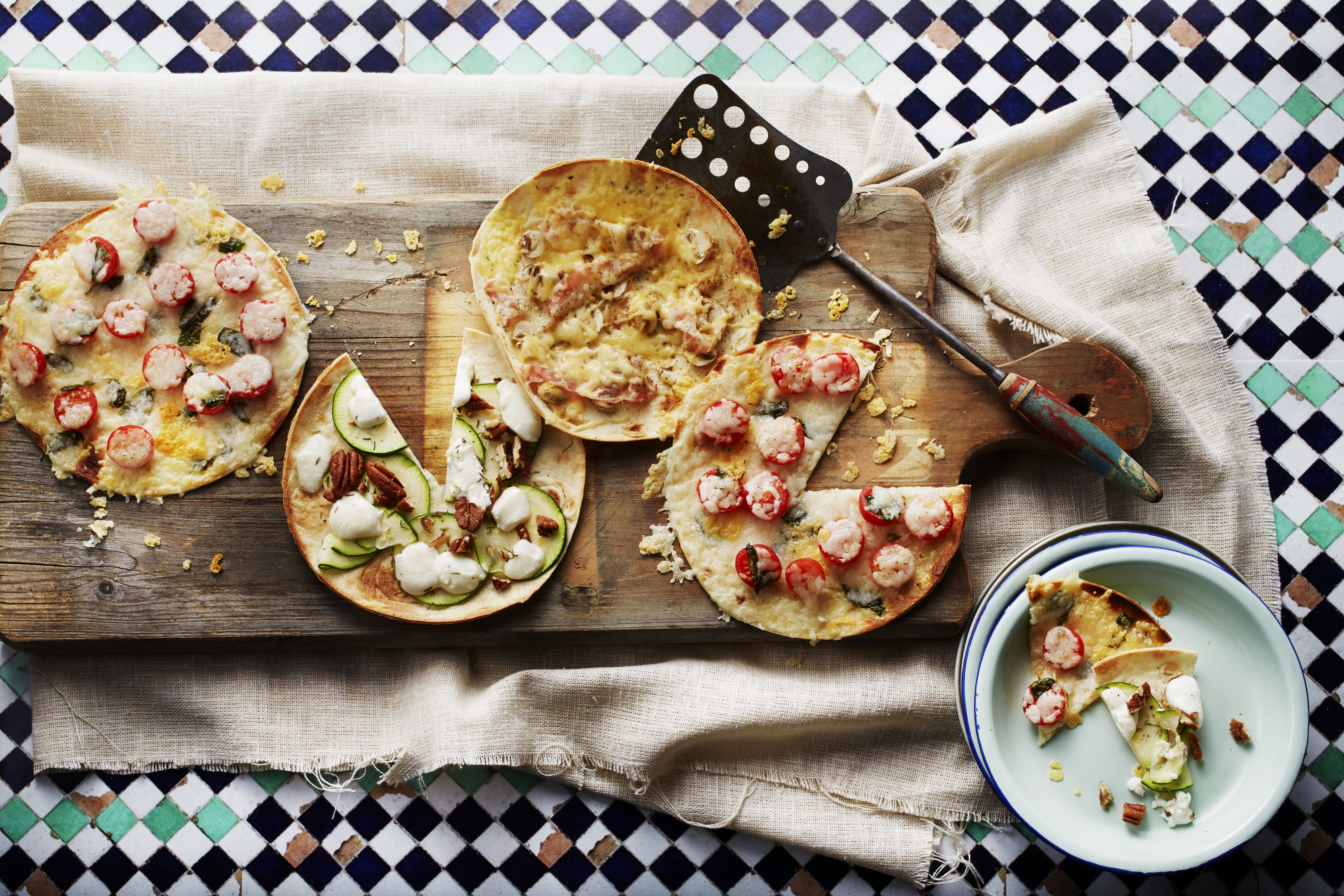 'Flatbread' met tomaat en jonge kaas