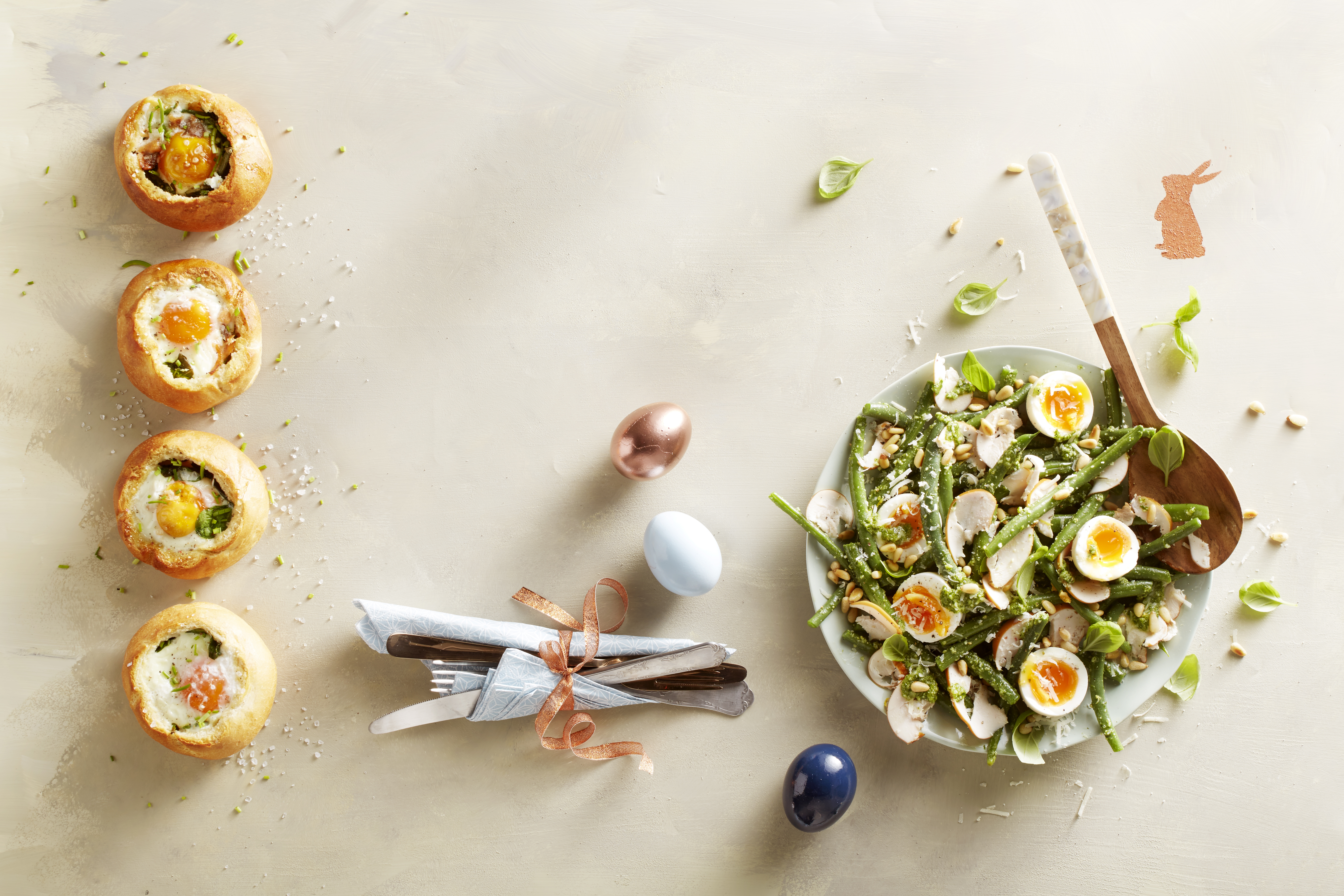 Sperziebonensalade met pesto, gerookte kip en ei