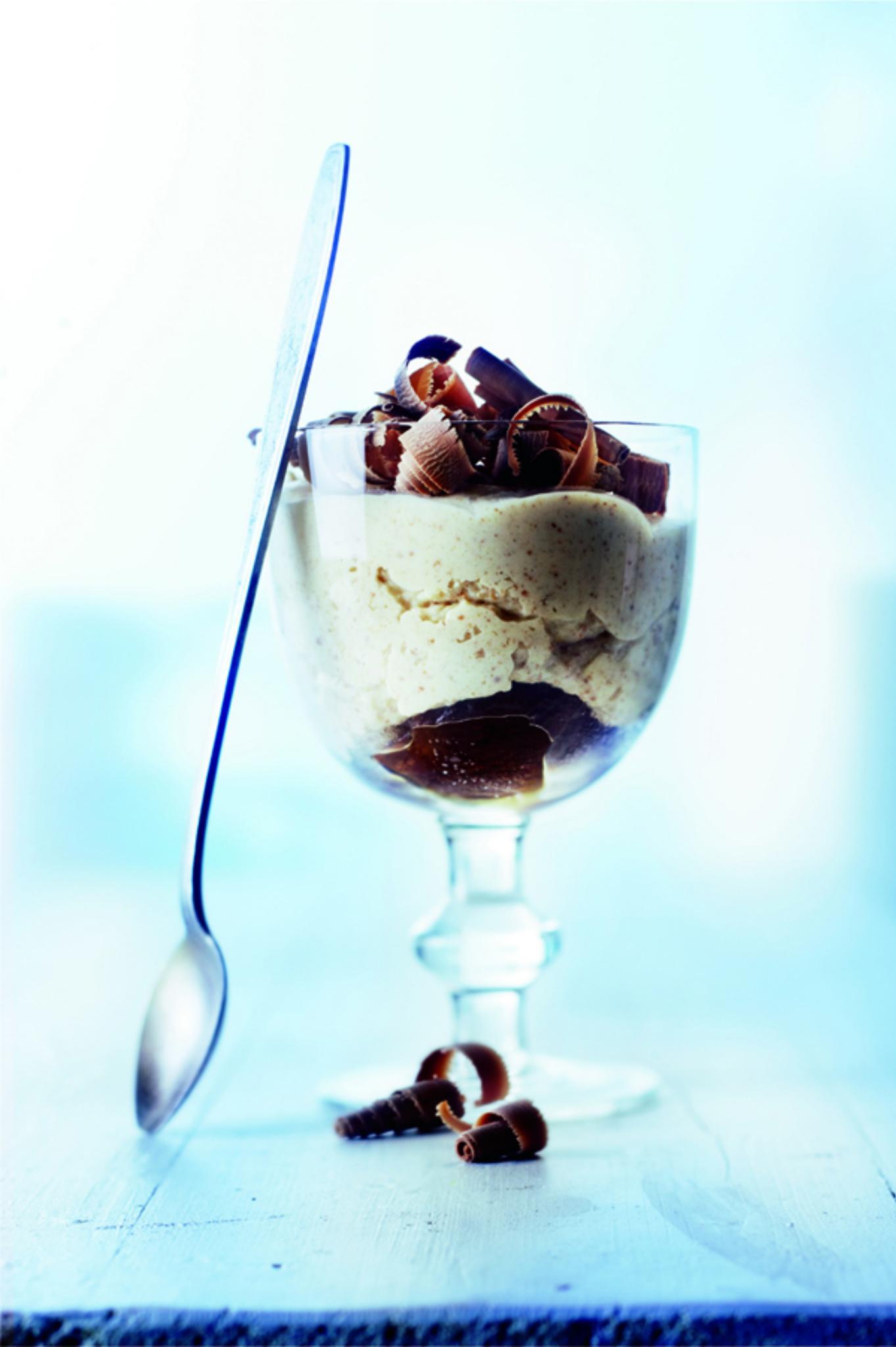 Bitterkoekjesmousse met pruimen