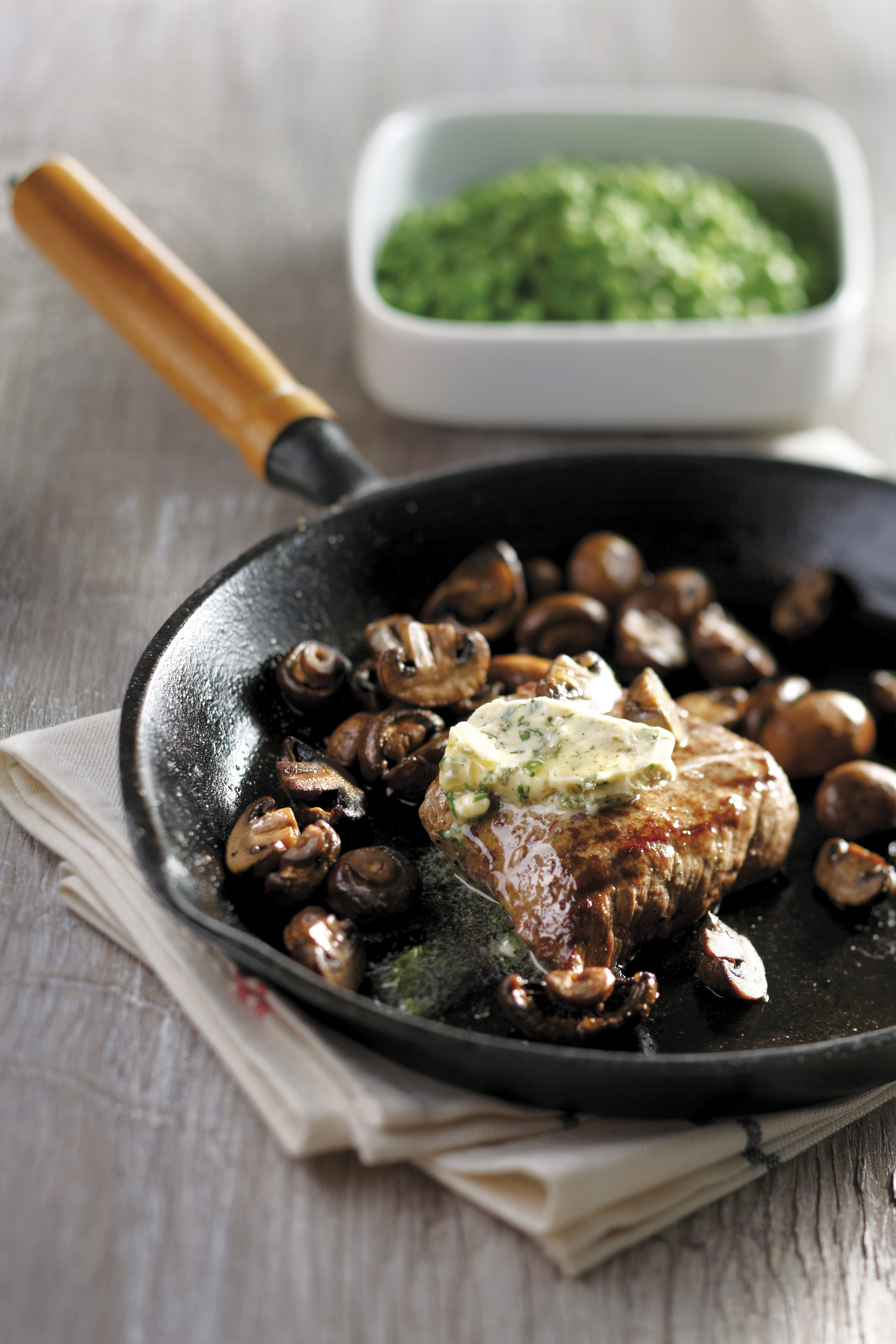 Biefstuk met paddenstoelen en ansjovisboter
