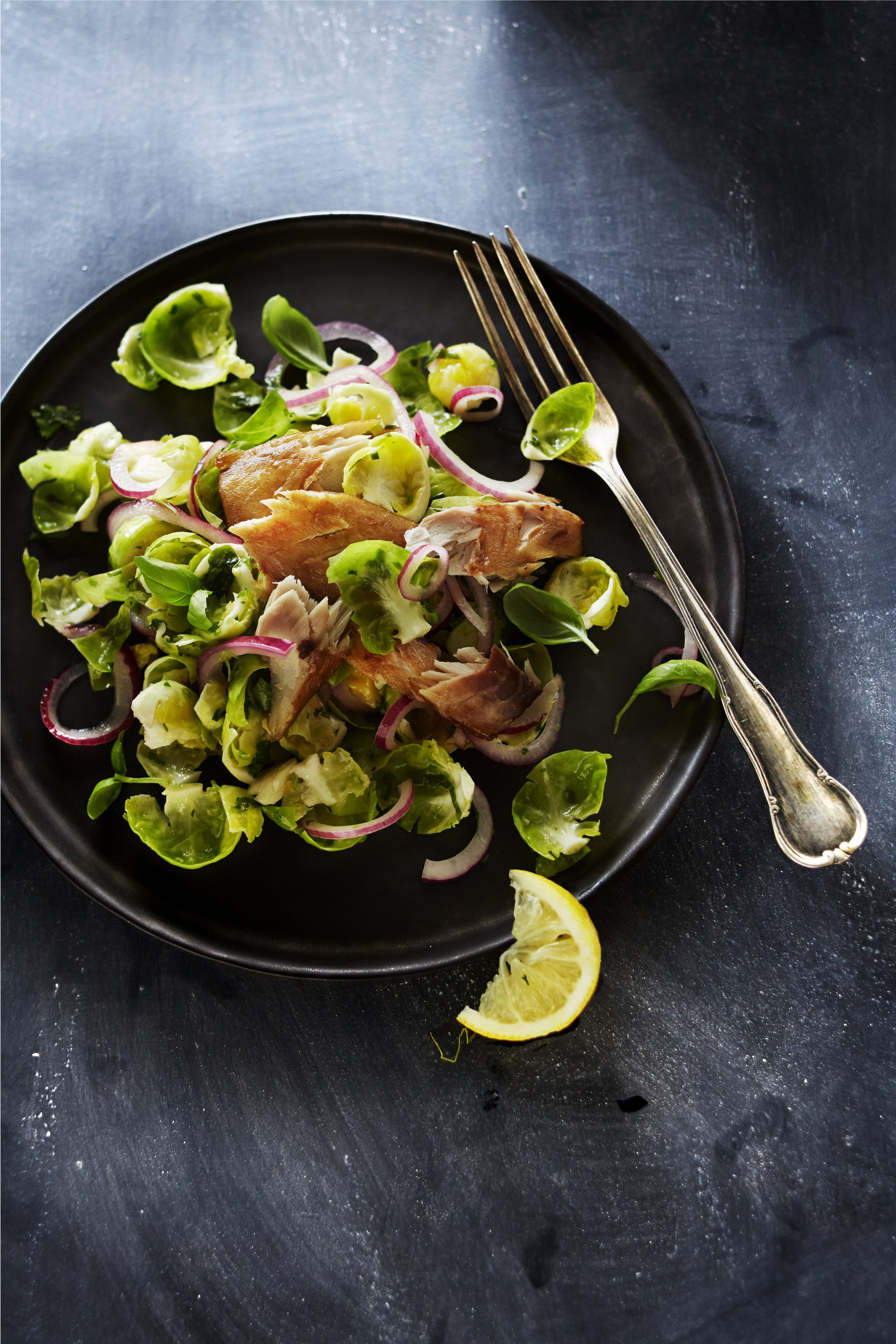 Salade van gemarineerde spruitjes met makreel en groene kruiden