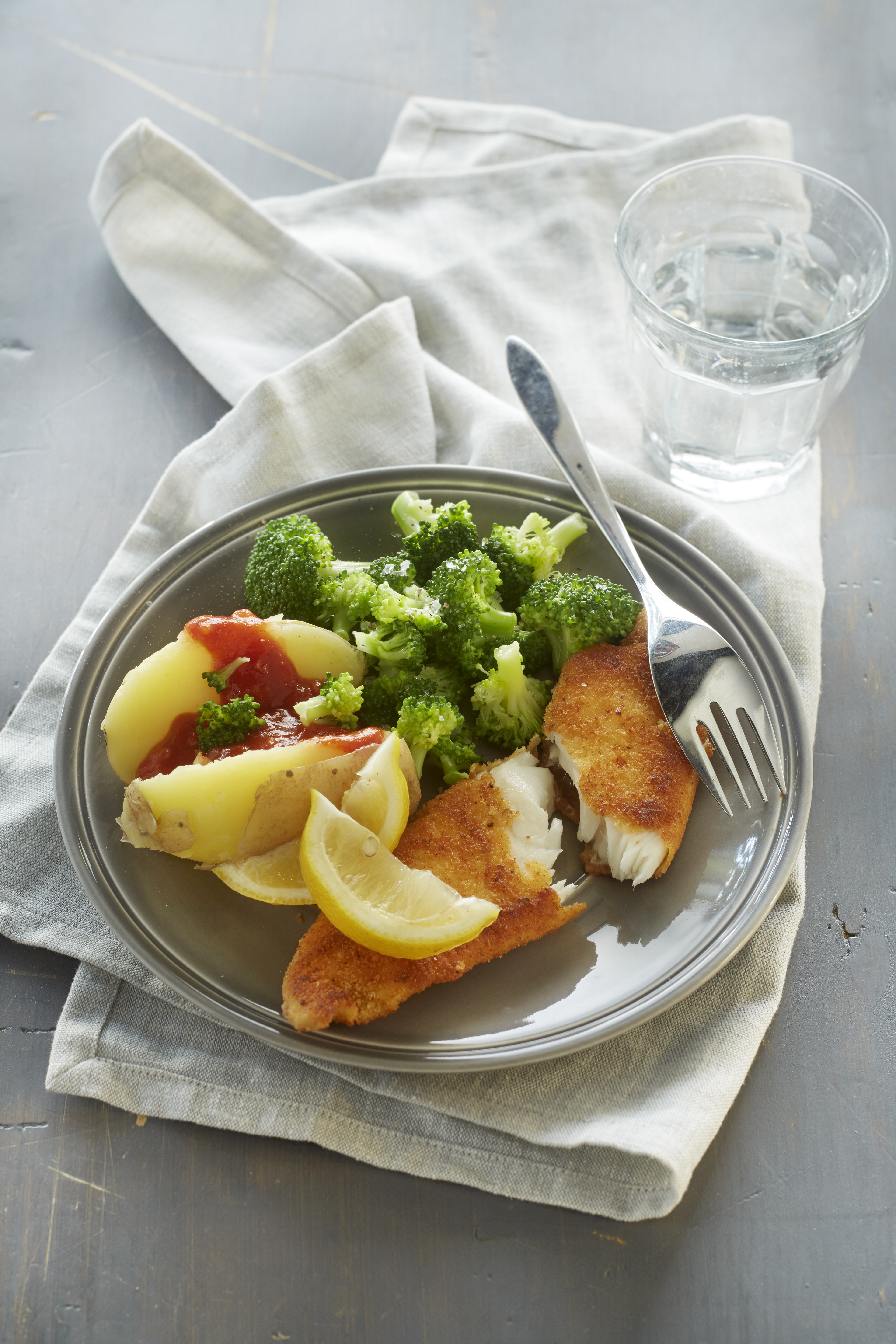 Pittige visschnitzel met gepofte aardappel