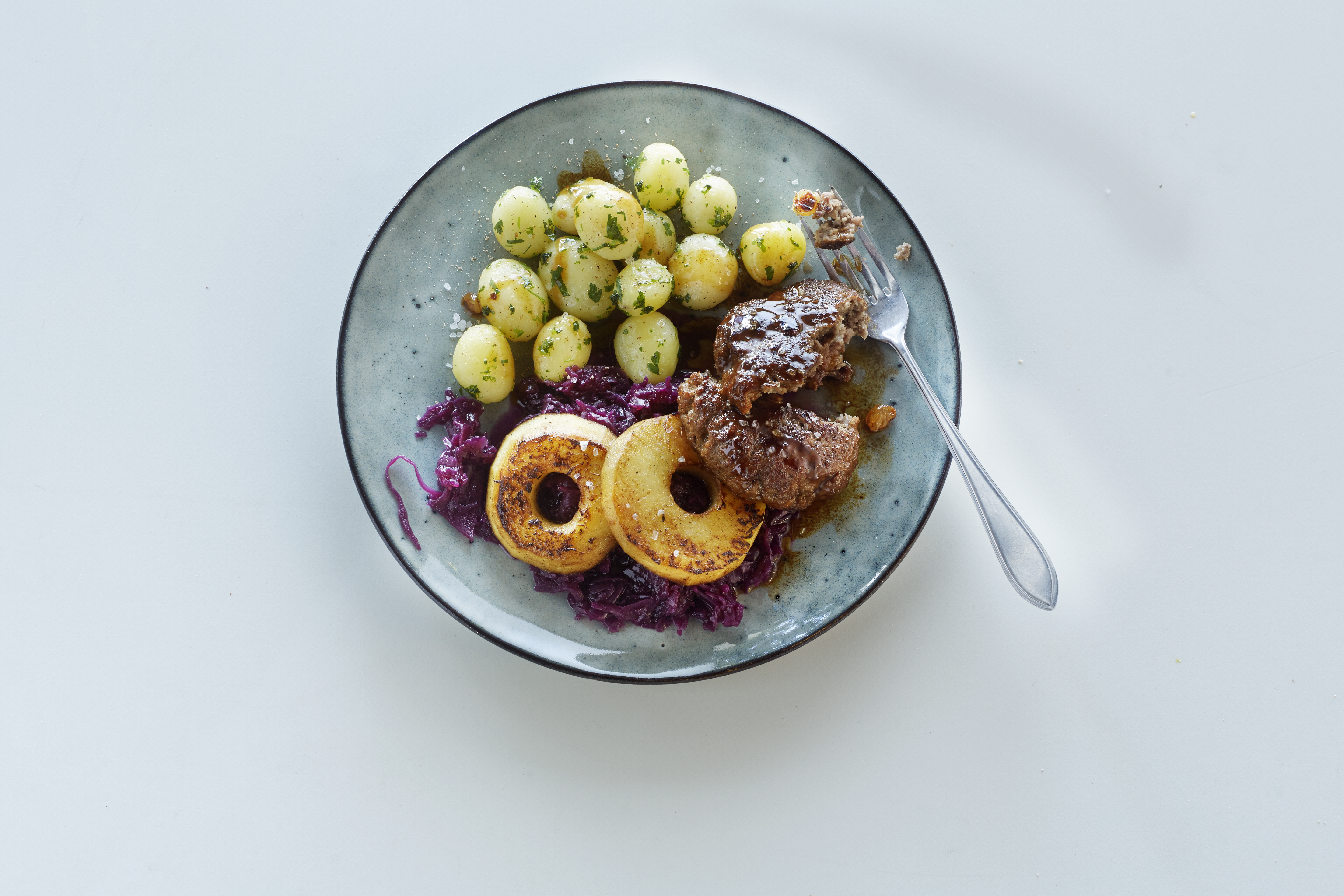 Appelburger met rodekool