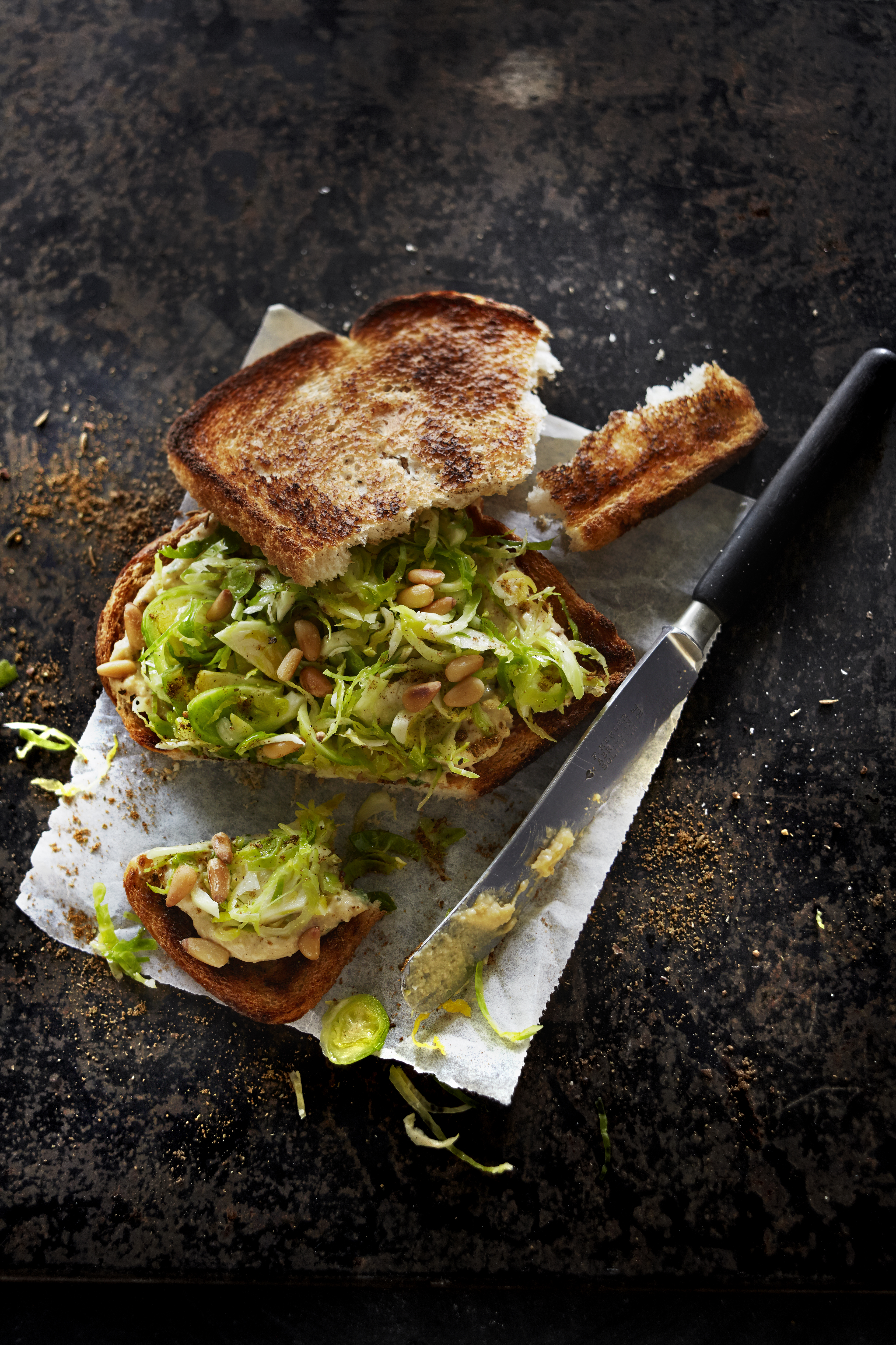 Spruitensandwich met hummus en koriander