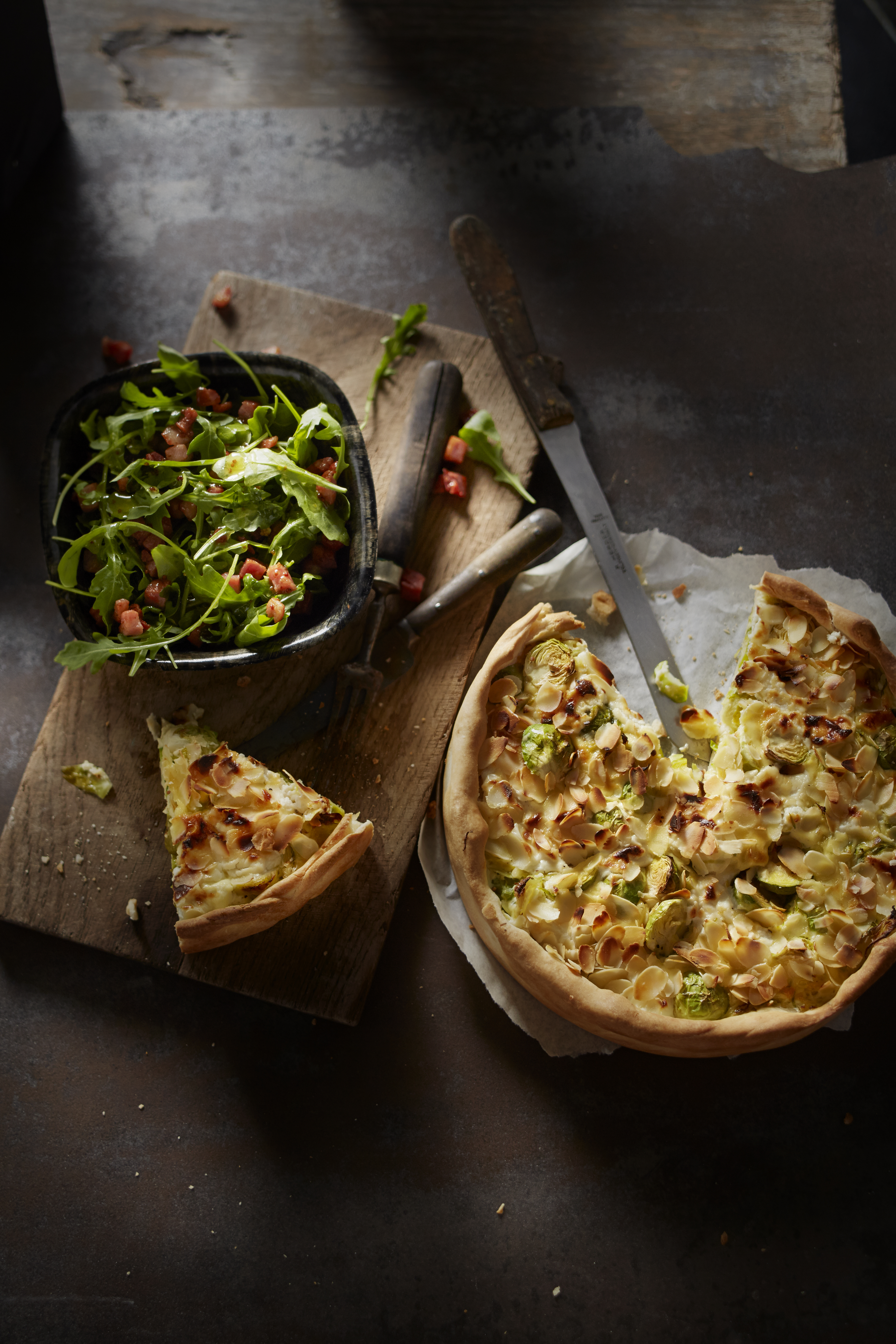 Spruitjestaart met amandel en geitenkaas