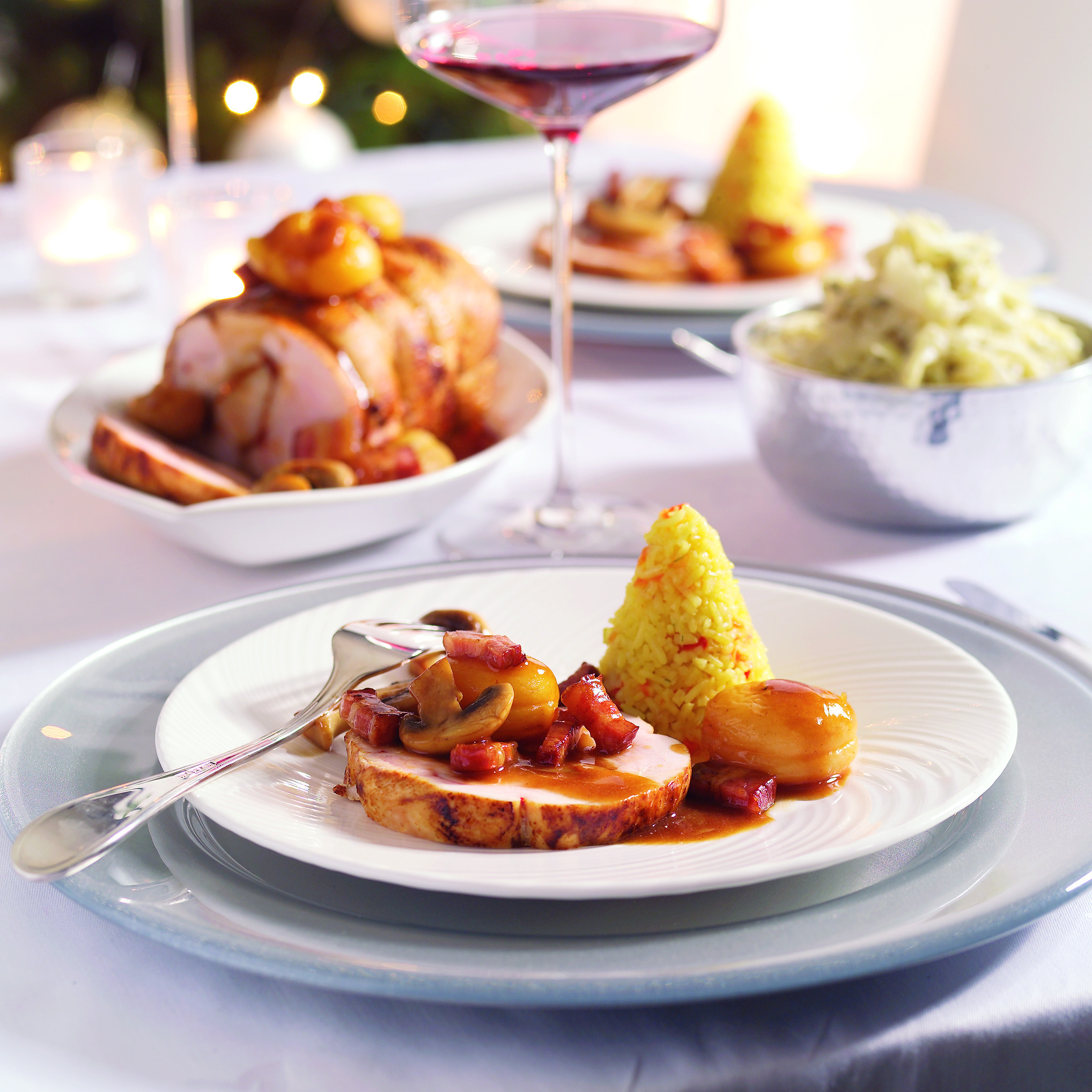 Kalkoenrollade met spekjes, champignons, abrikozen en witte kool