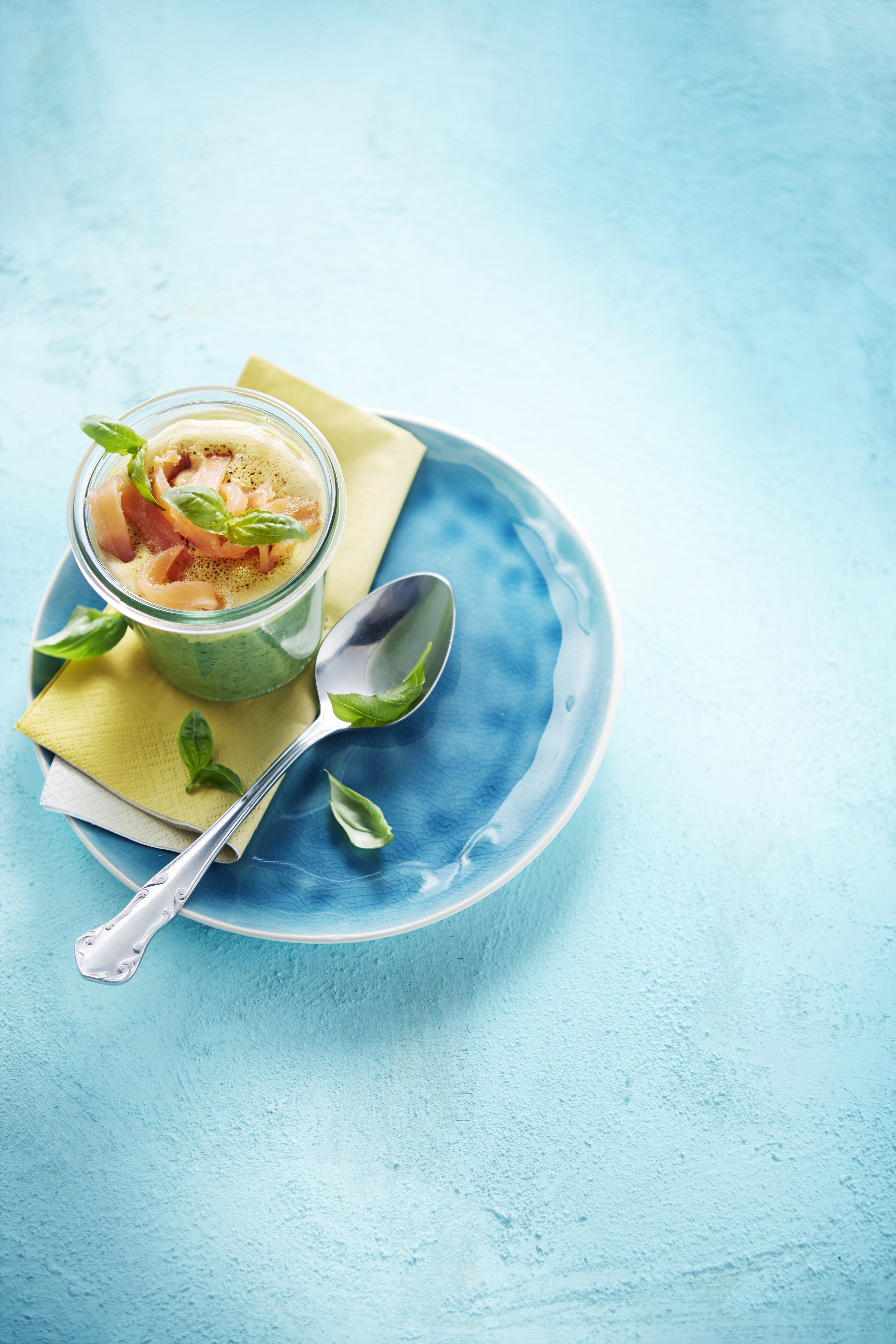 Basilicumsoep met kerrieroom en zalm