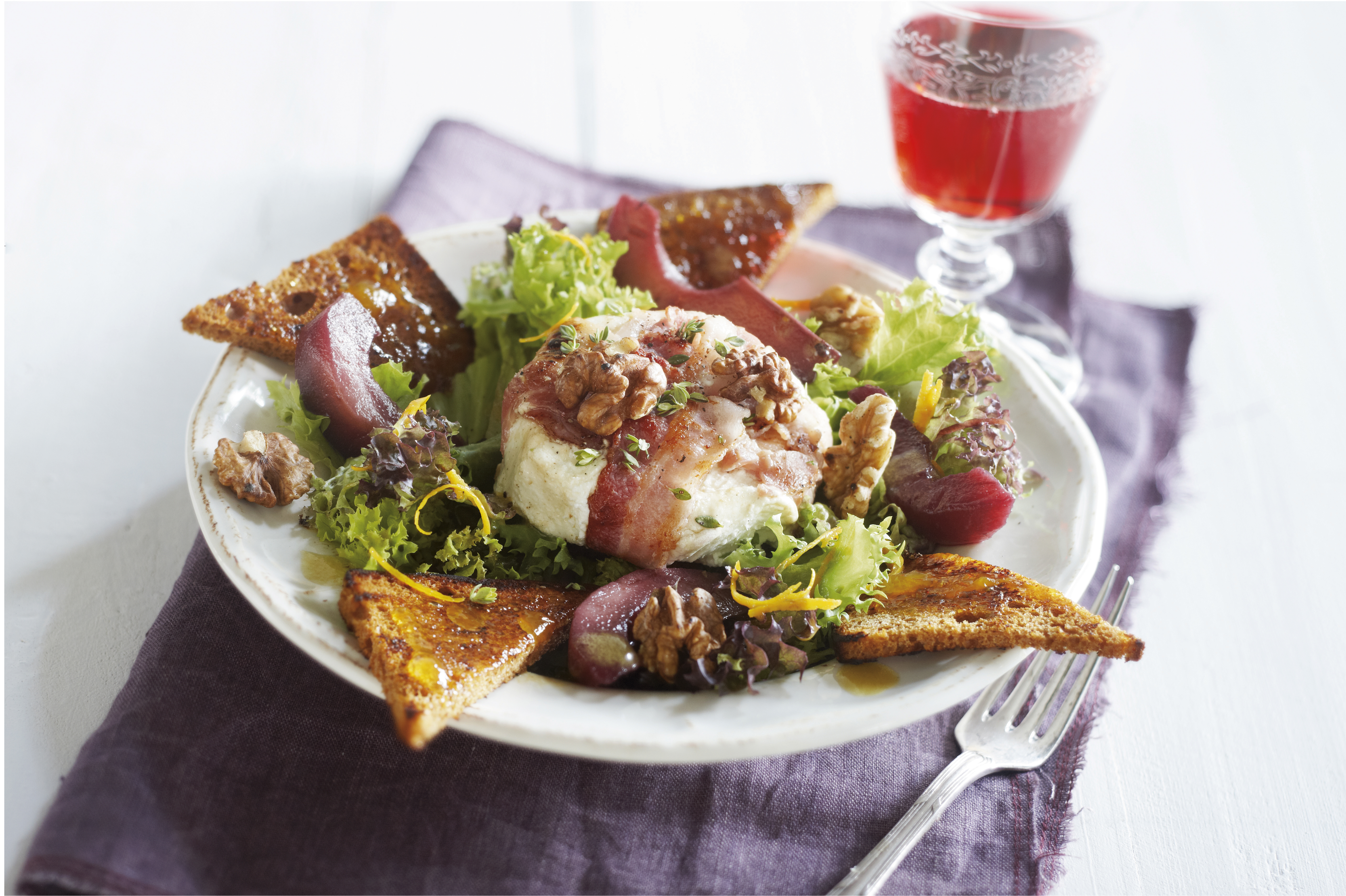 Herfstsalade met geitenkaas, stoofpeertjes en peperkoek