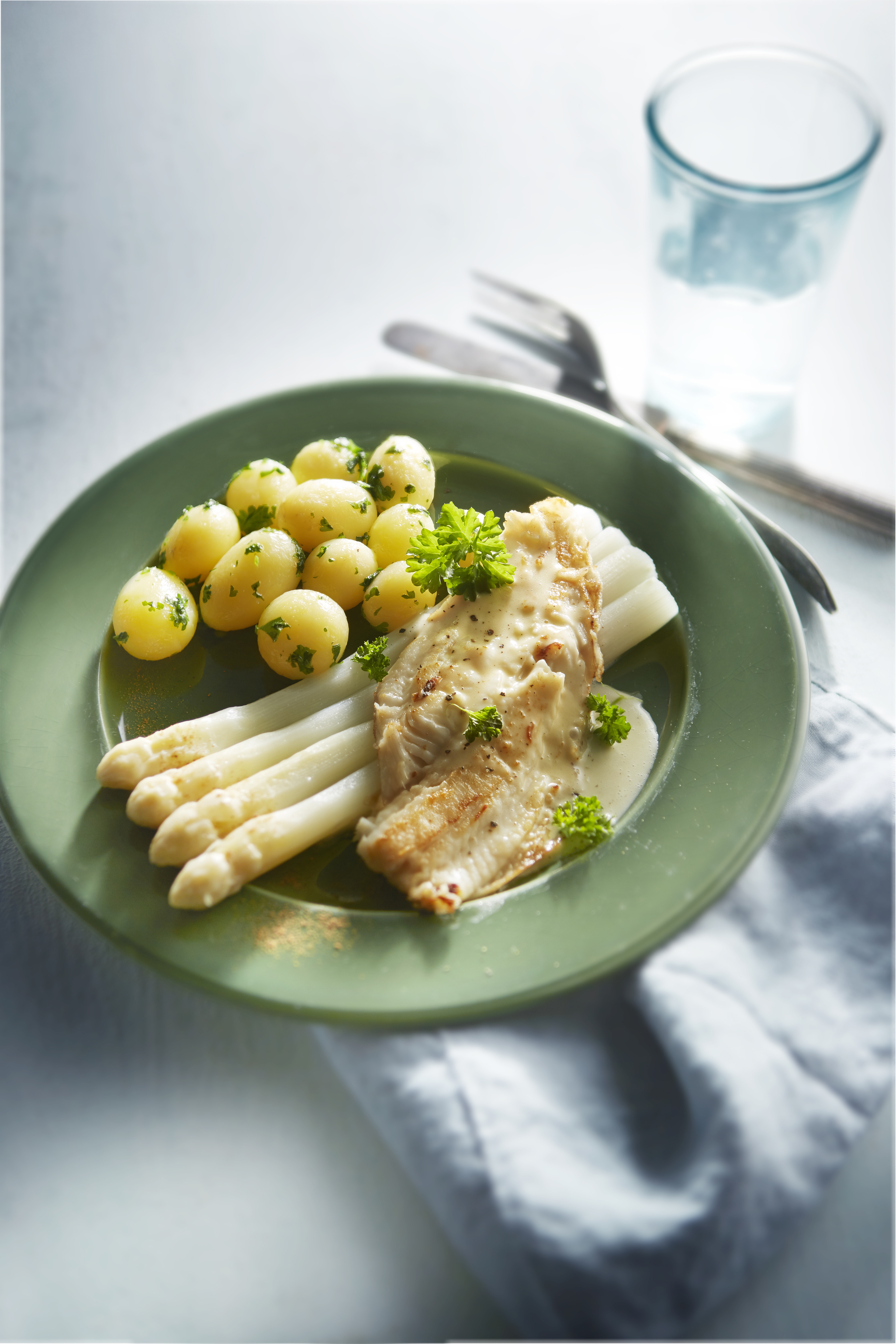 Asperges met gebakken schol en peterseliesaus