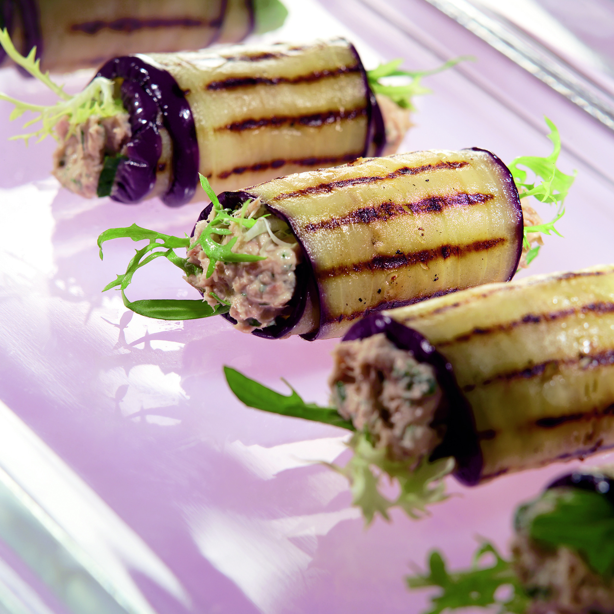Gegrilde auberginerolletjes met tonijnsalade