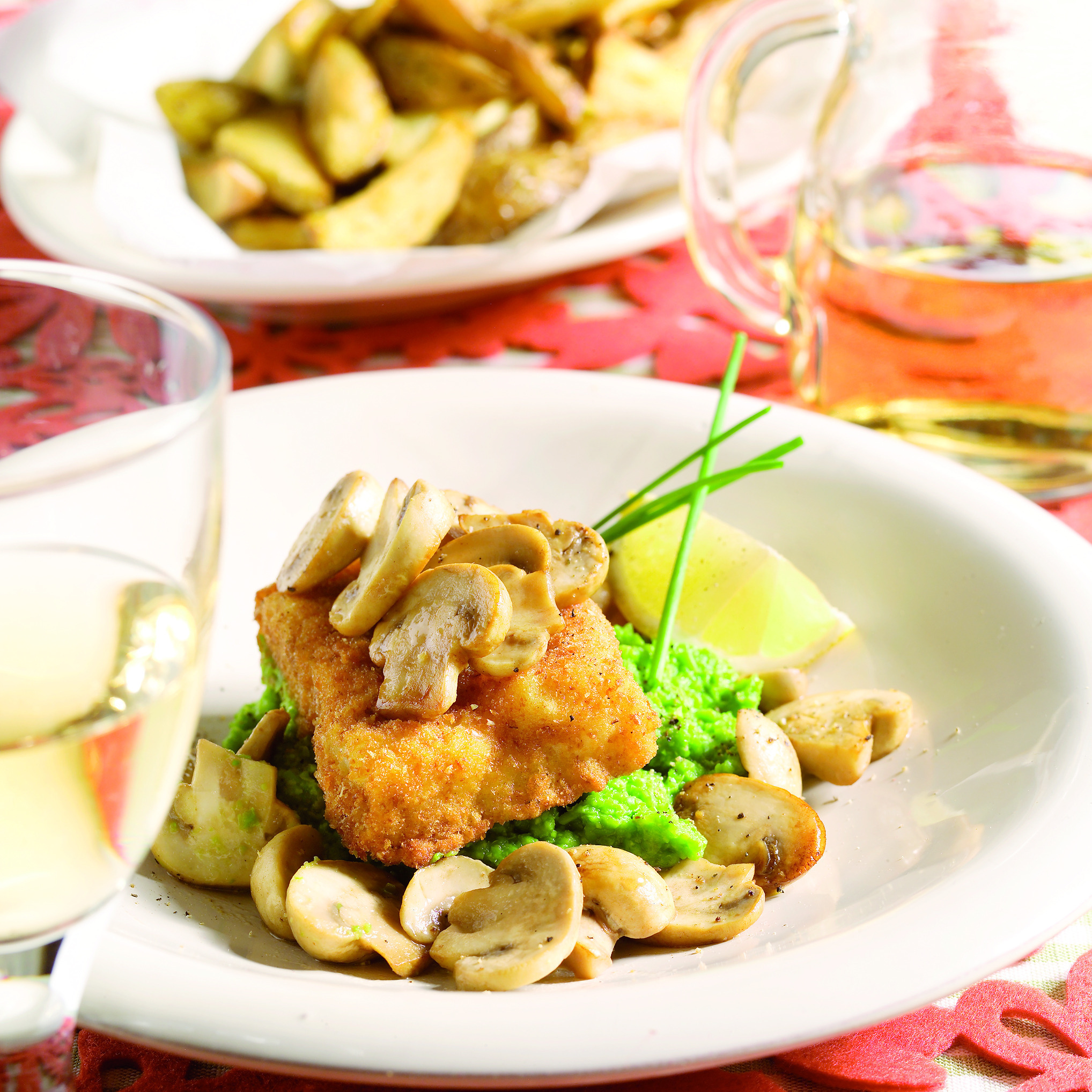 Gebakken vis met doperwtenpuree