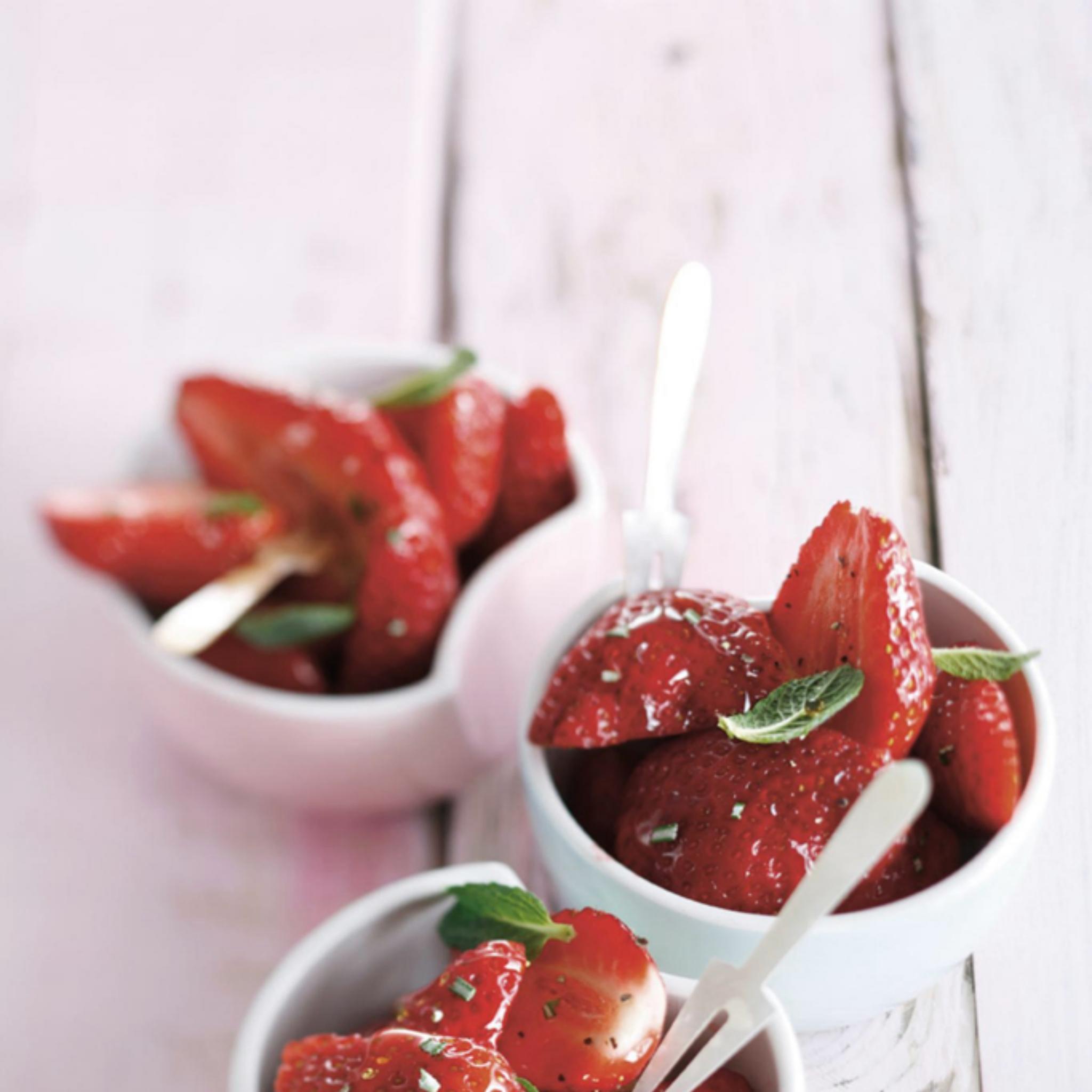 Aardbeien met honing-rozemarijnsiroop