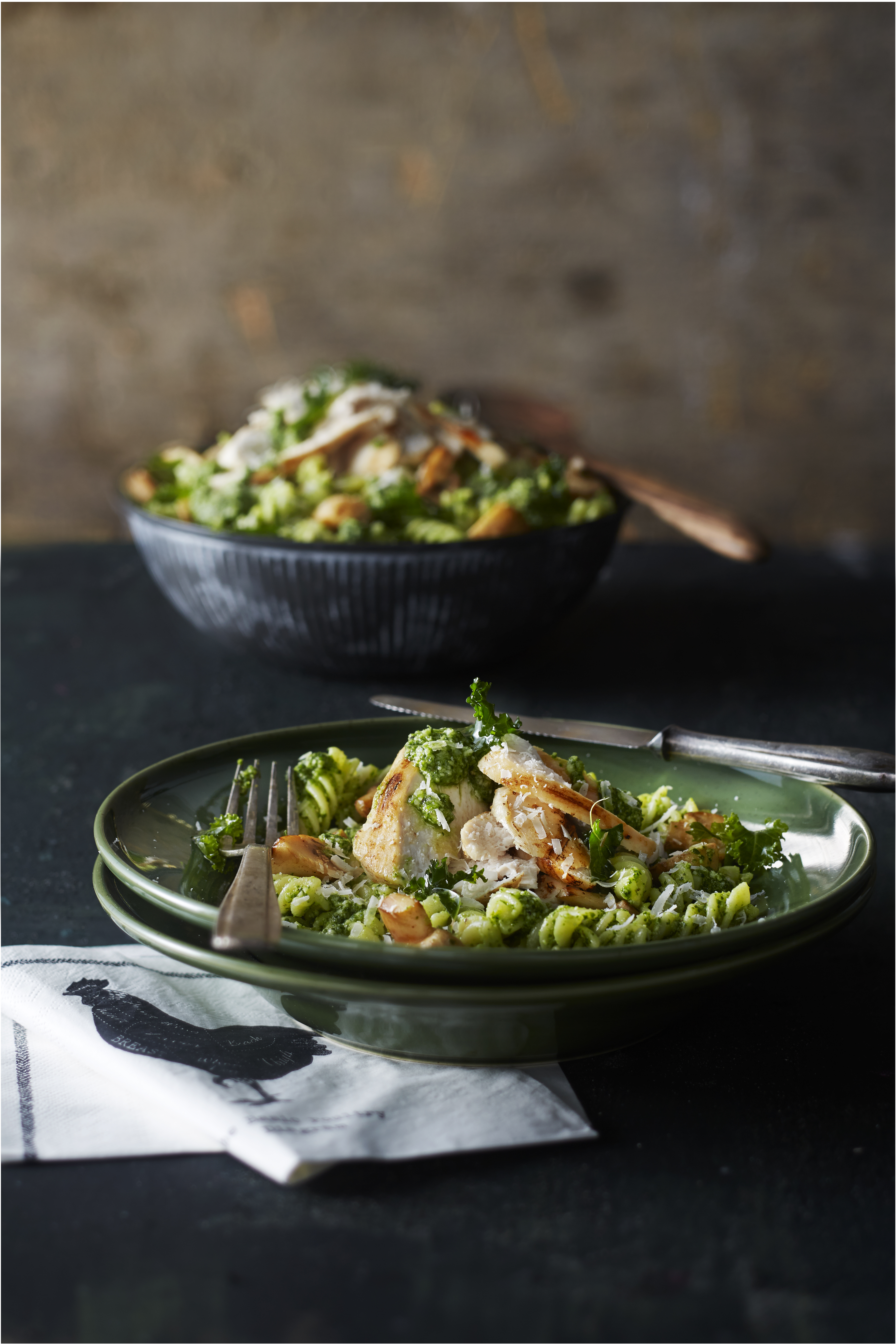 Fusilli met boerenkoolpesto en gegrilde kip