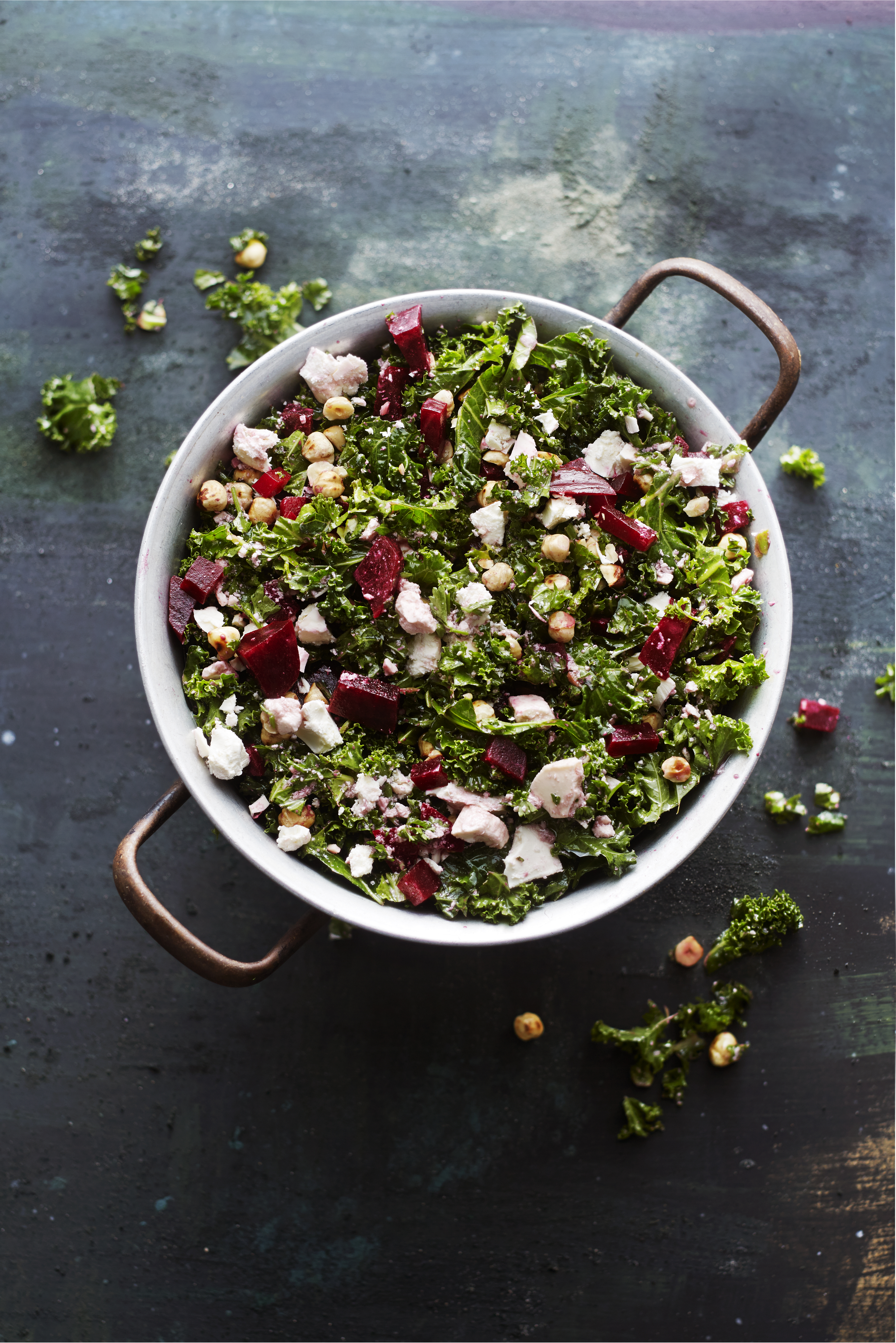 Winterse boerenkoolsalade met bietjes en hazelnoten
