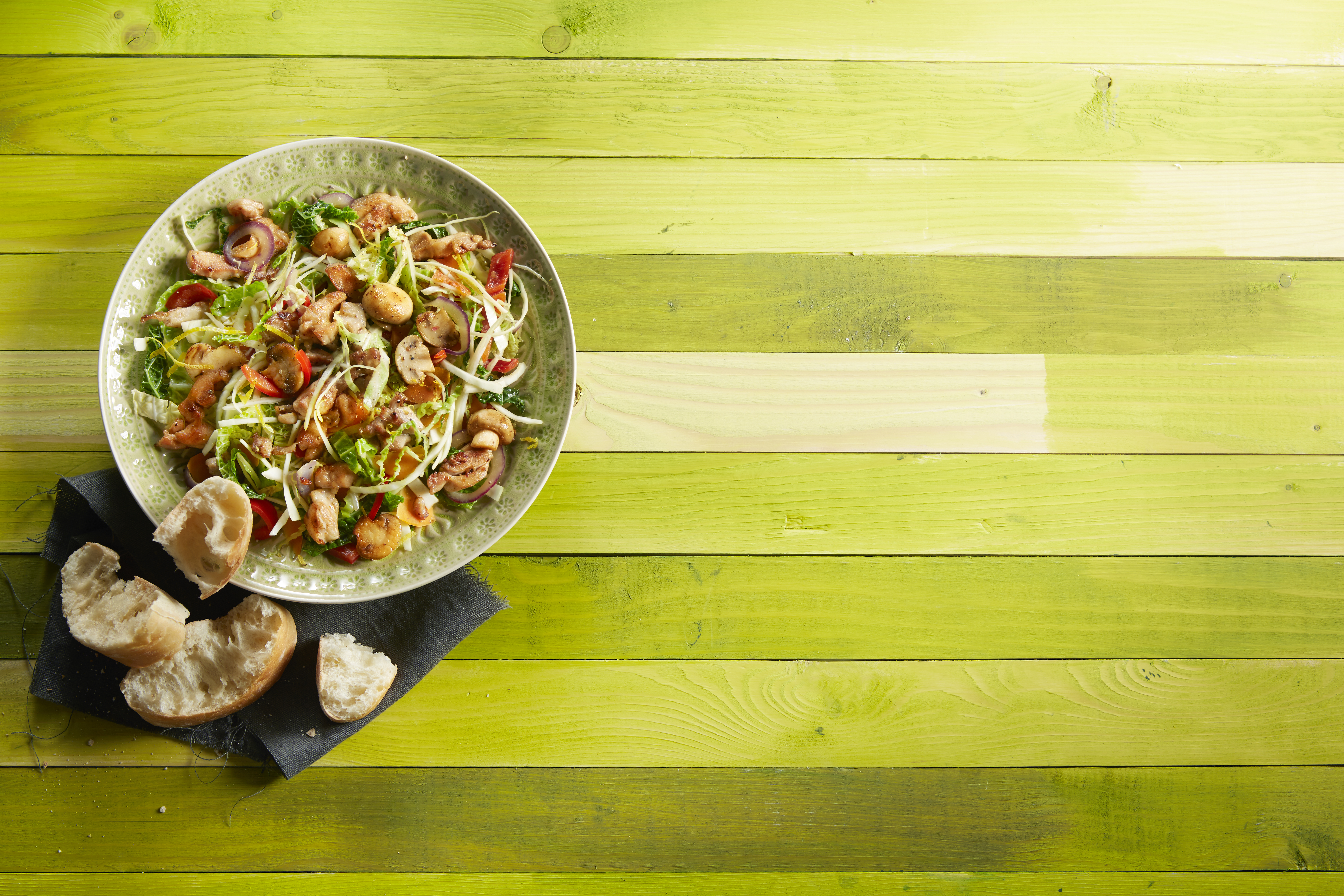 Warme salade met kool en kip