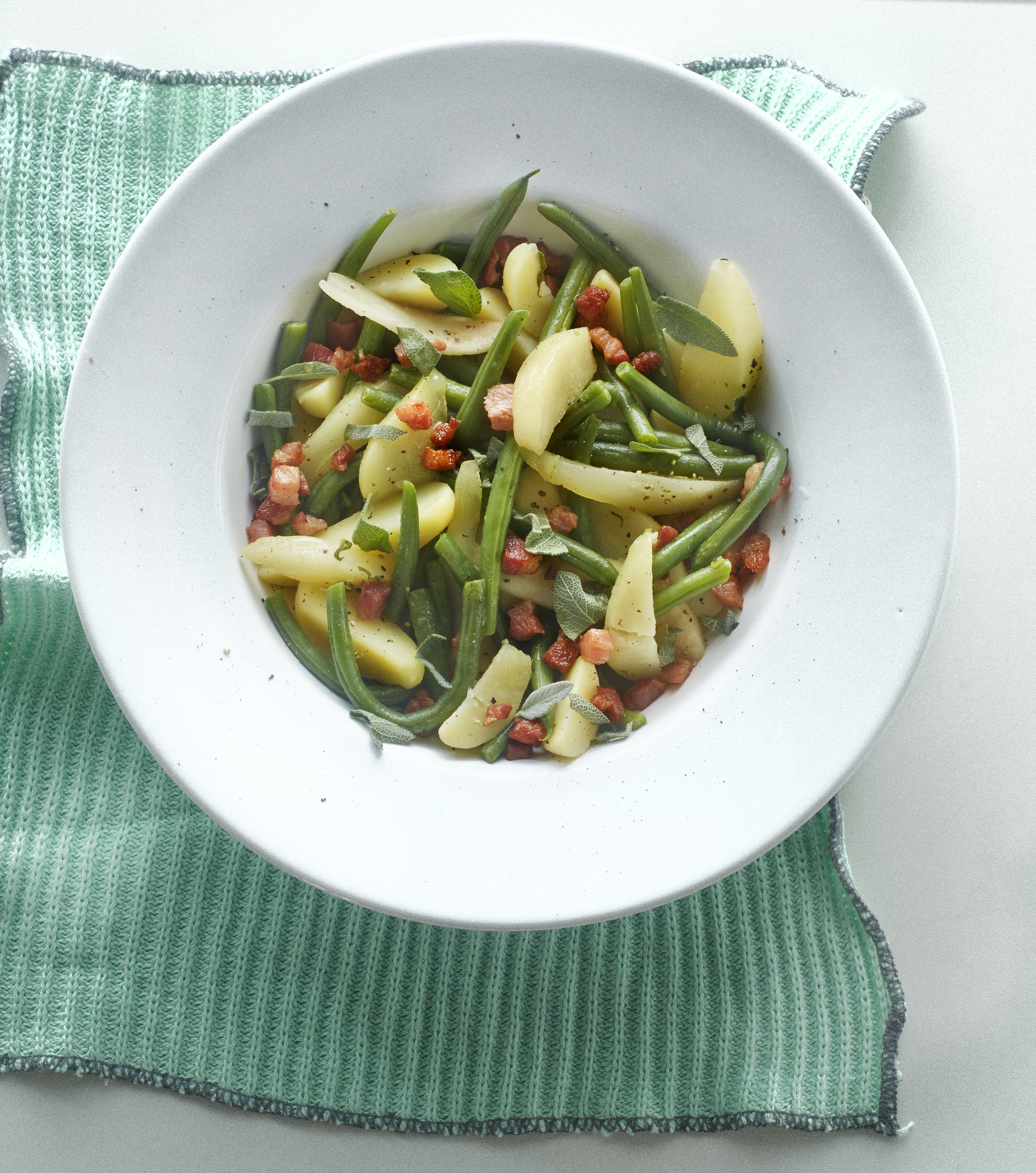 Bonenstoof met spekjes en salie