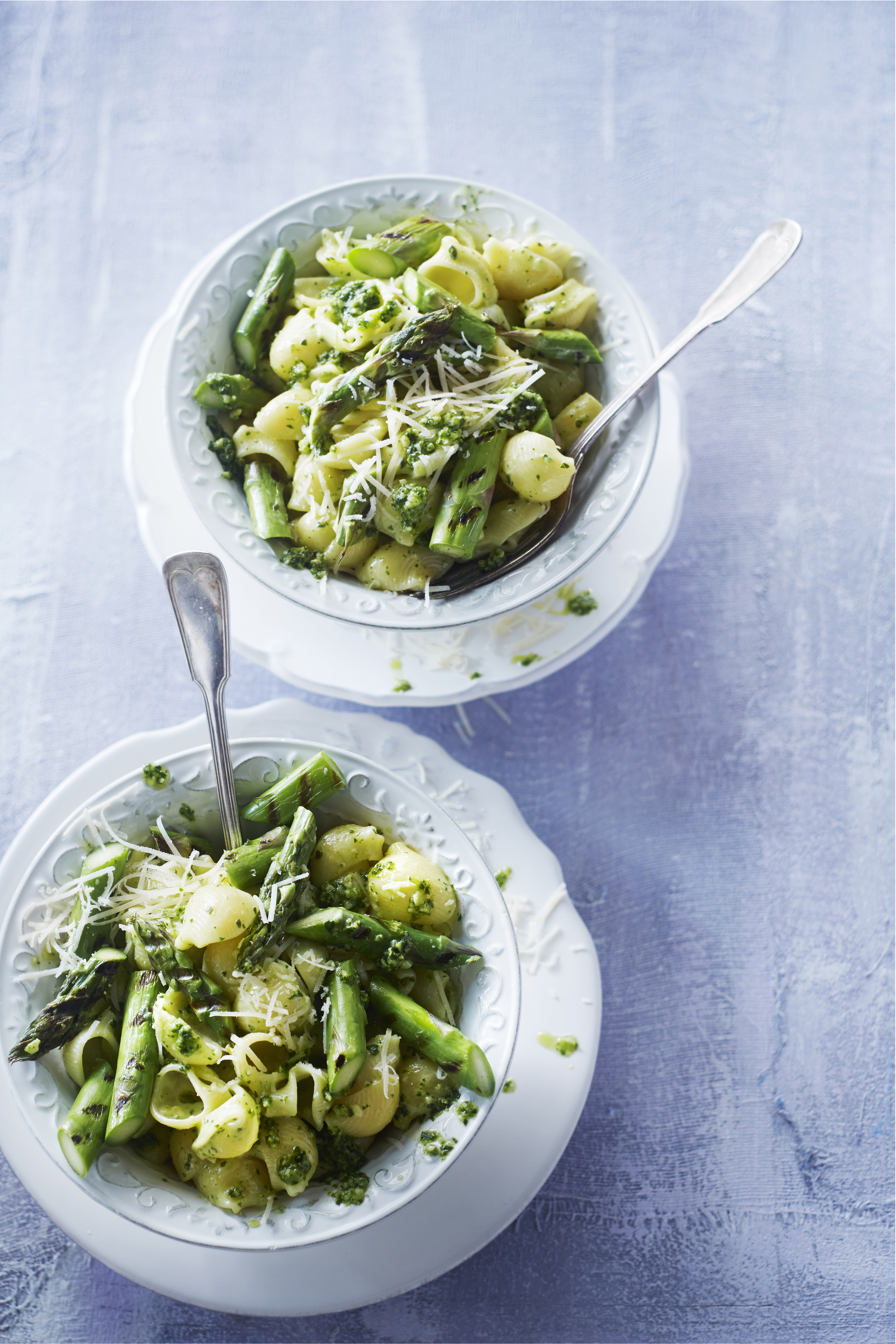 Pastaschelpjes met pesto en groene asperges