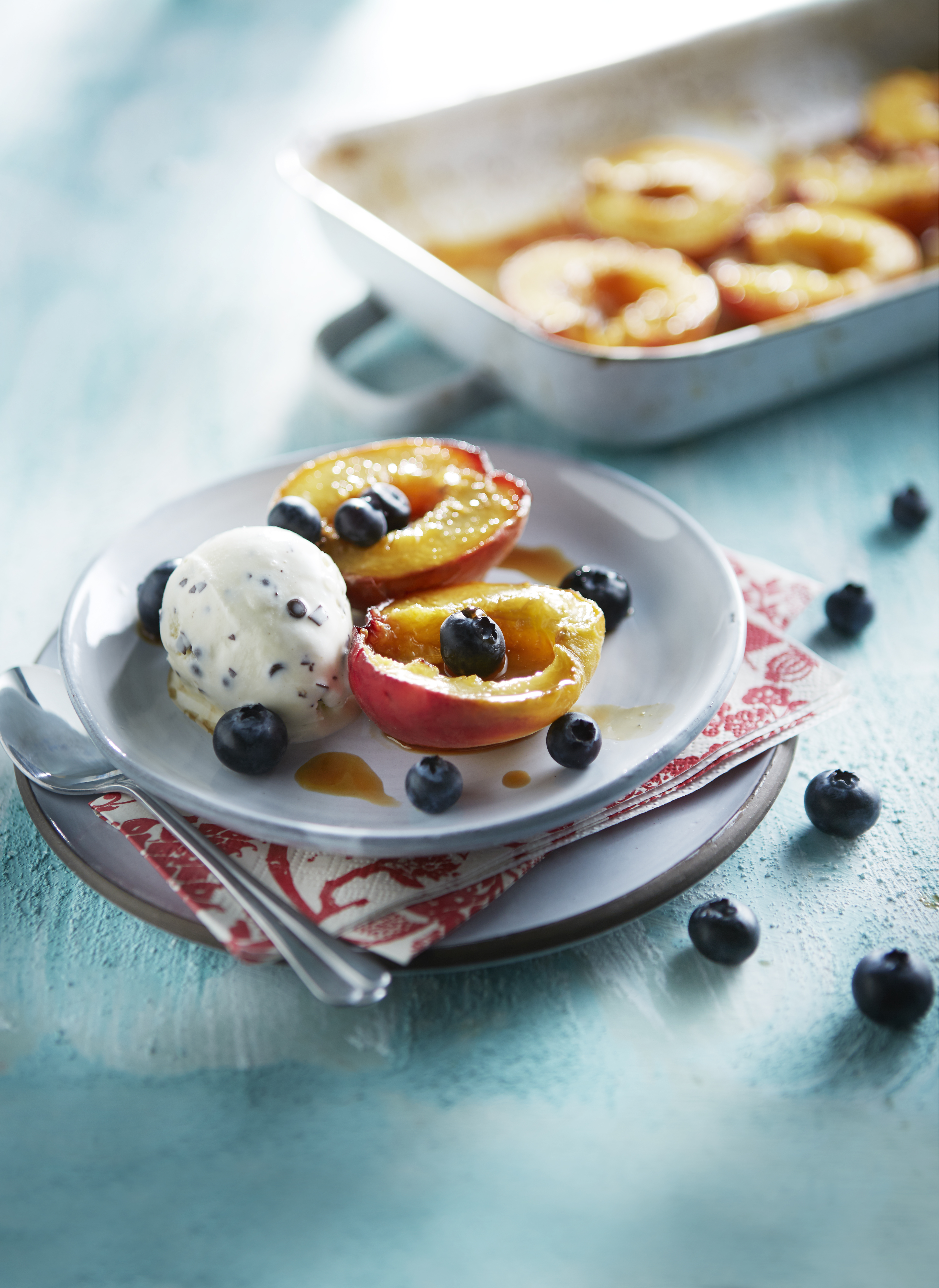 Geroosterde perzik met stracciatella-ijs en blauwe bessen