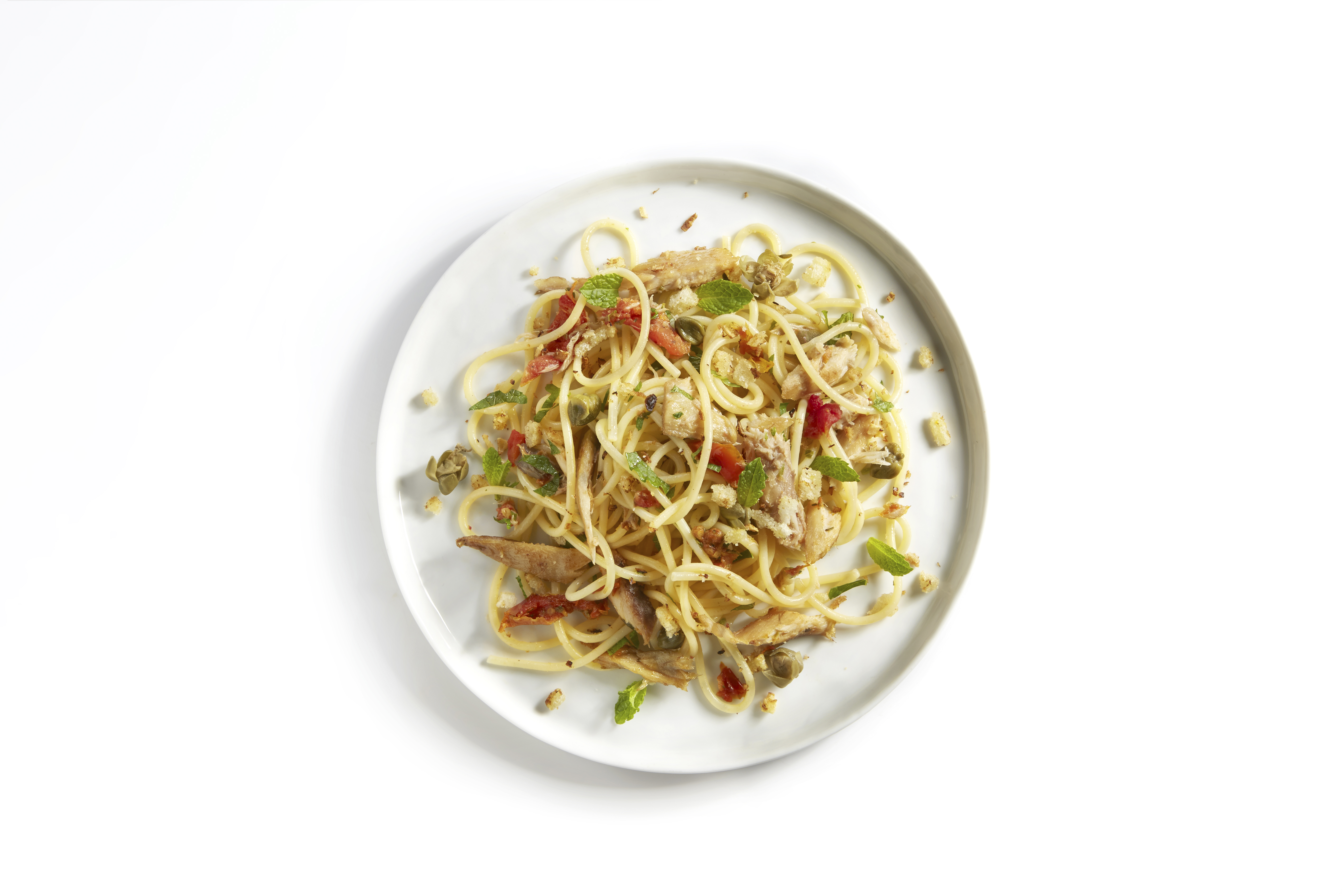 Spaghetti met makreel, geroosterd broodkruim en munt