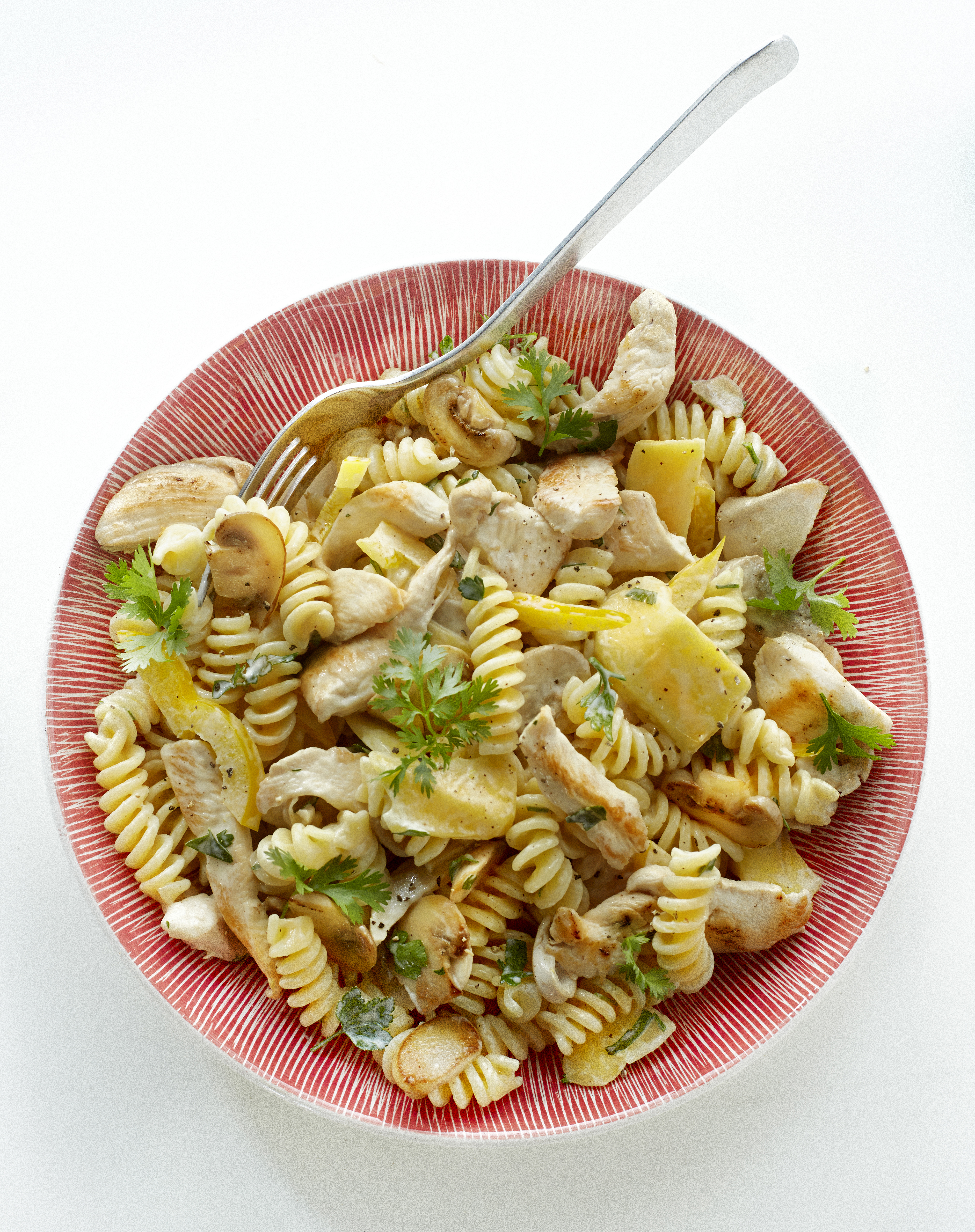 Pastasalade met kip, mango en champignons