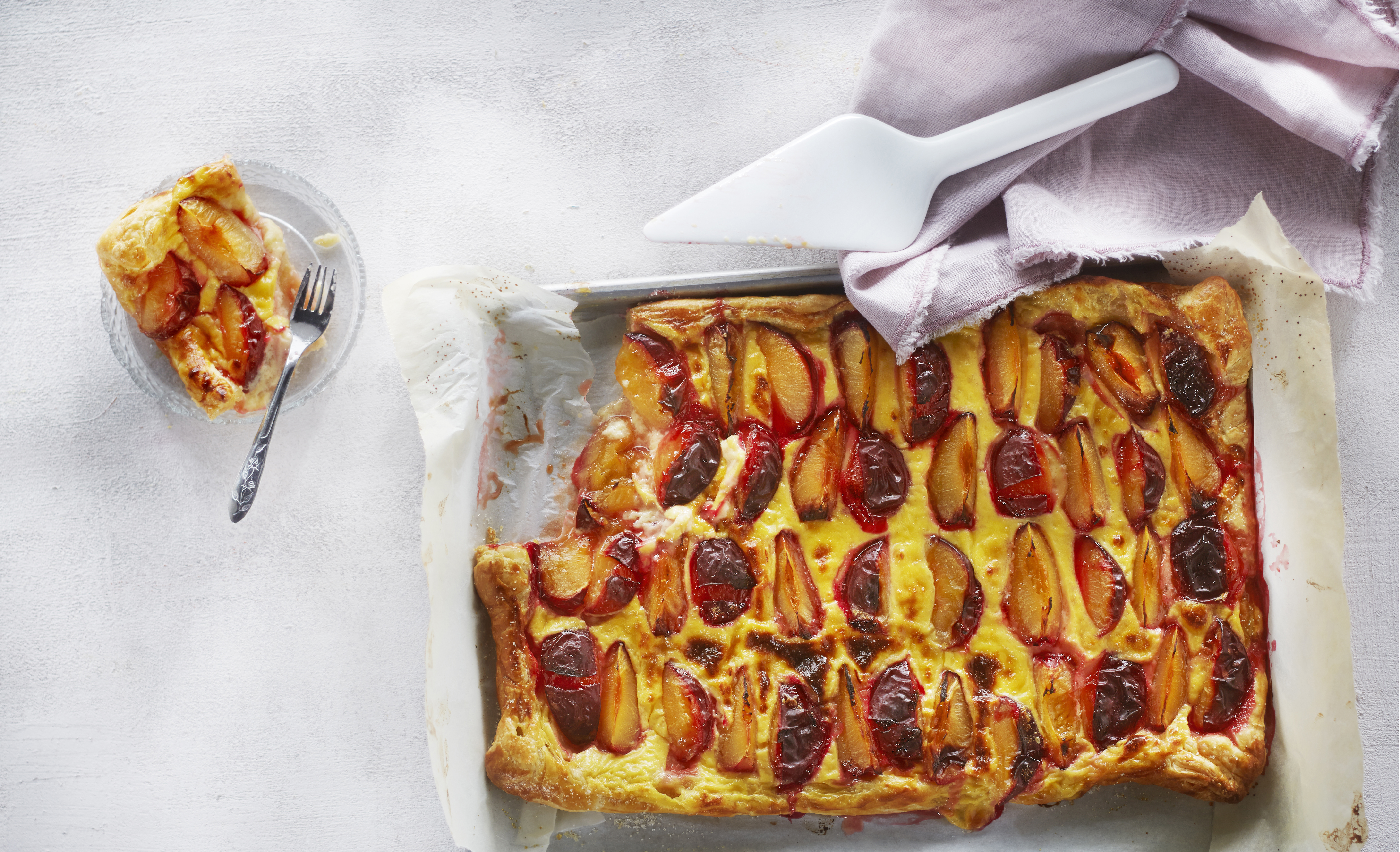 Pruimenplaattaart met custard