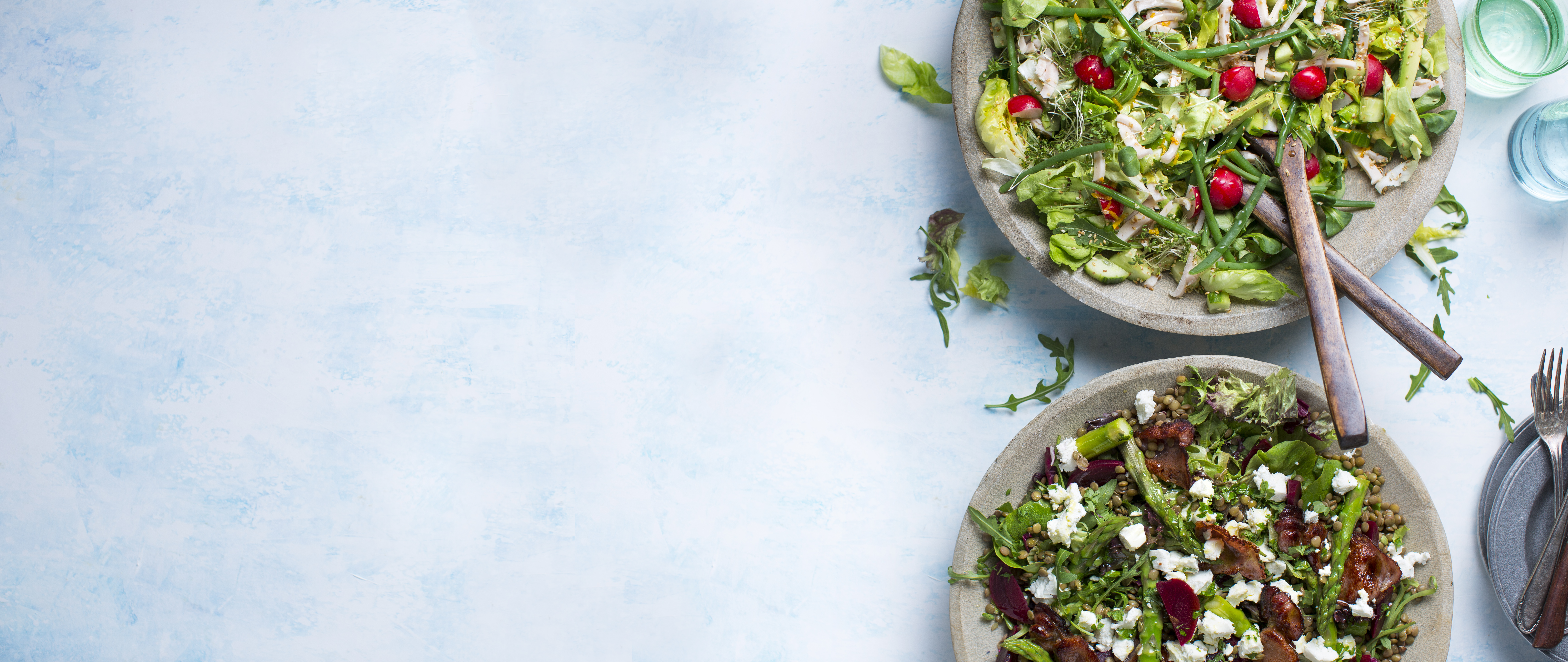 Groene salade met avocado, kip en sinaasappel- sesamdressing