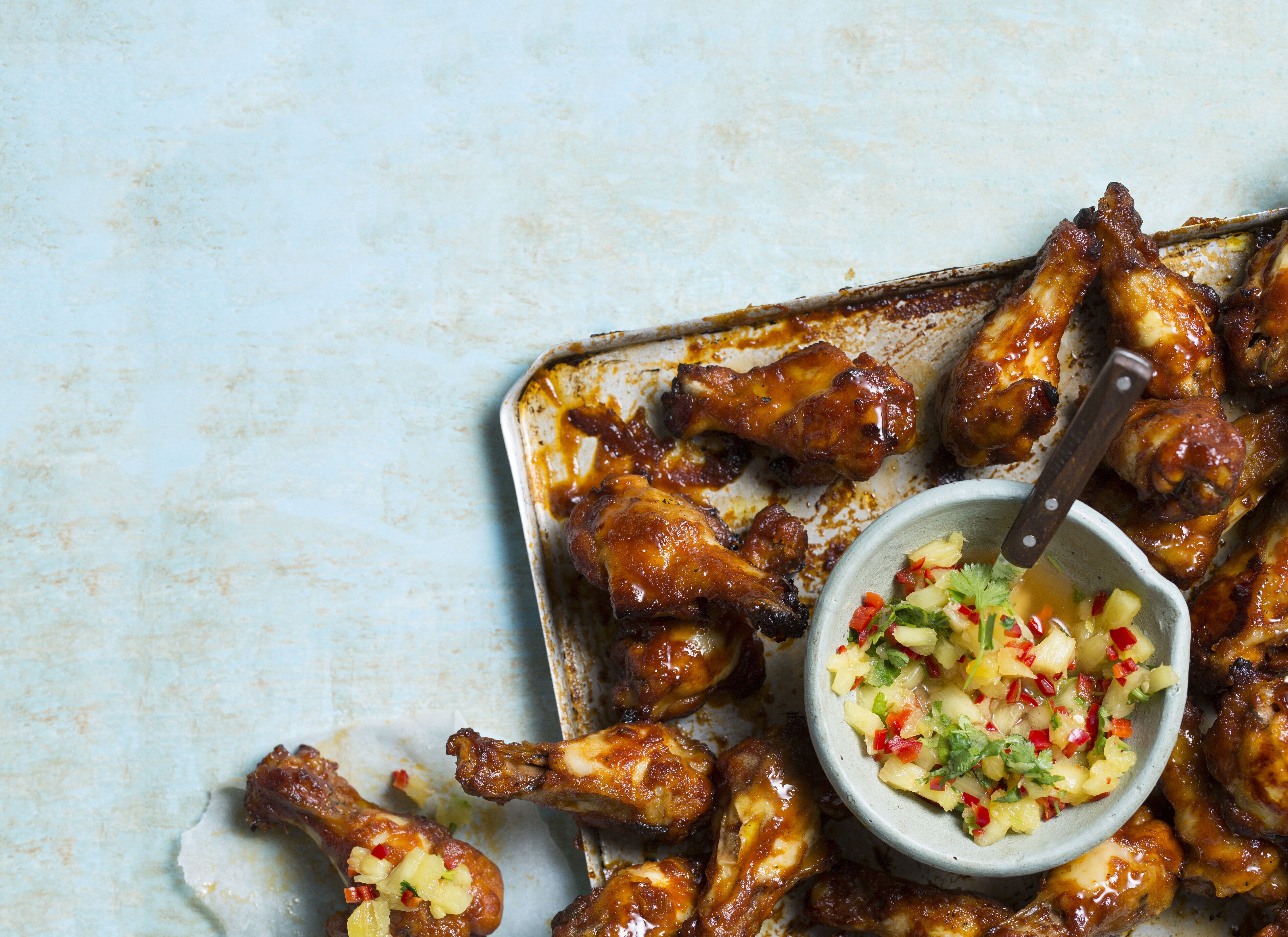 Sticky kipkluifjes met salsa