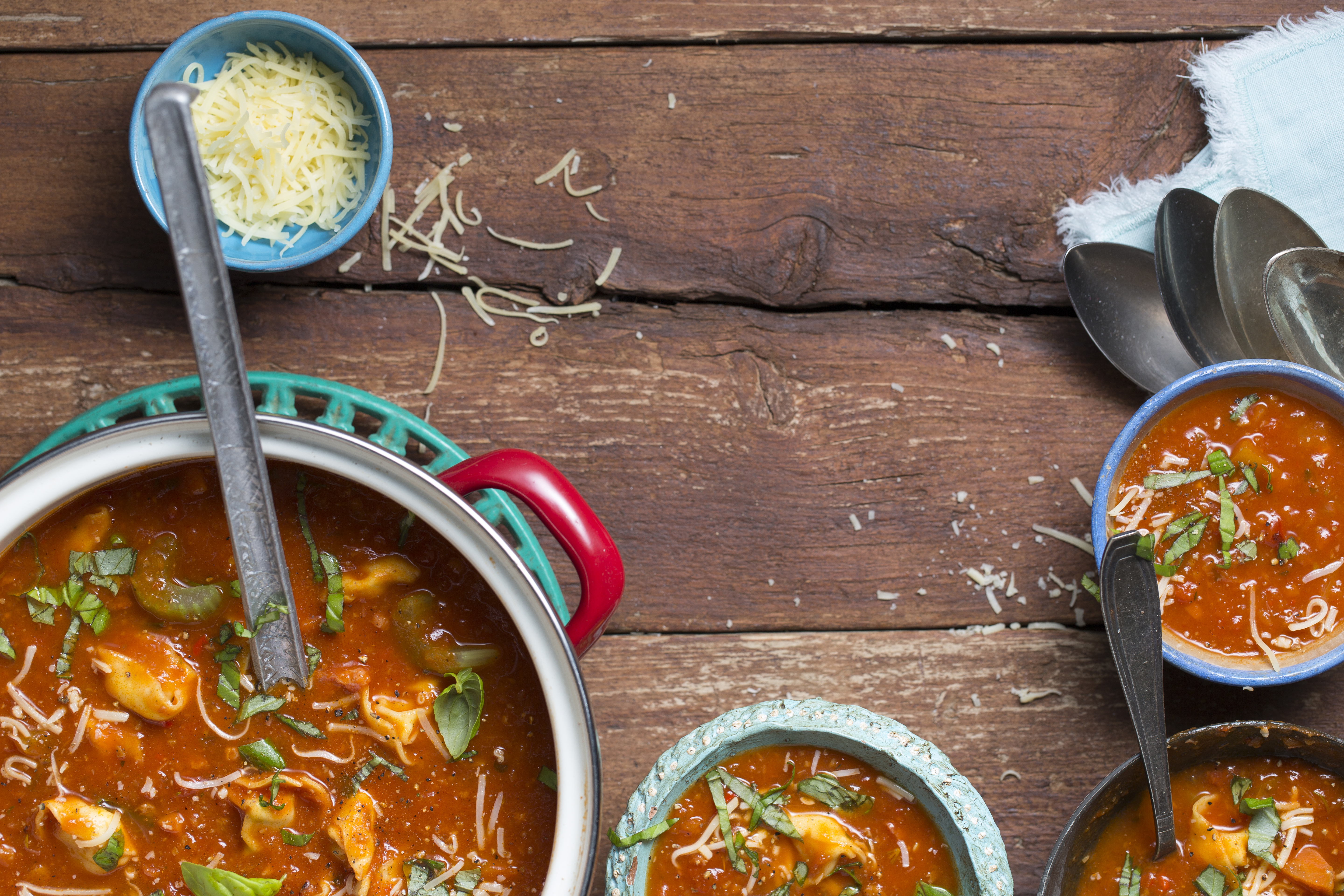 Tomatensoep met bleekselderij en tortellini