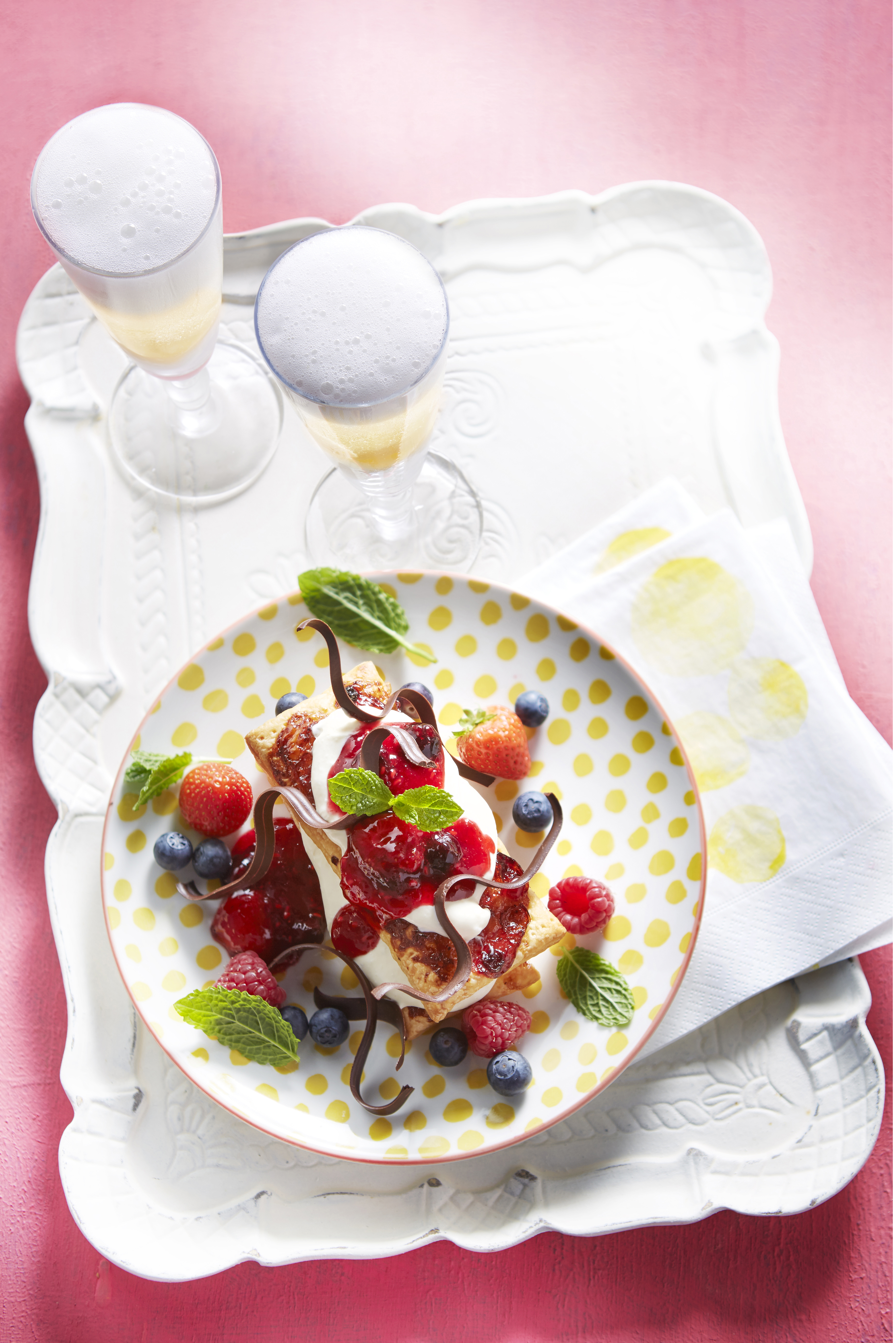 Tompouce met roomkaasvulling en fruit