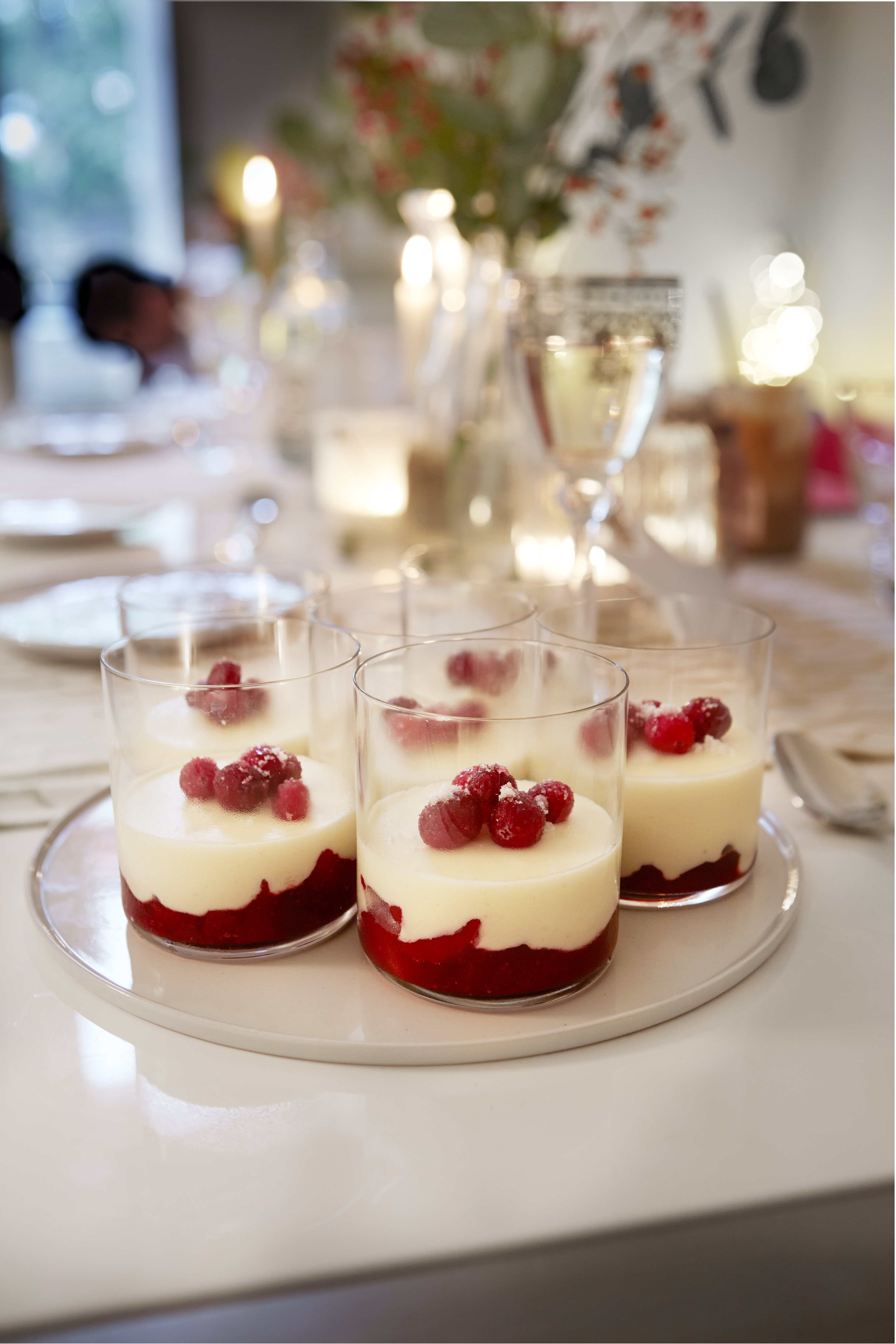 Witte chocolademousse met cranberry en peer