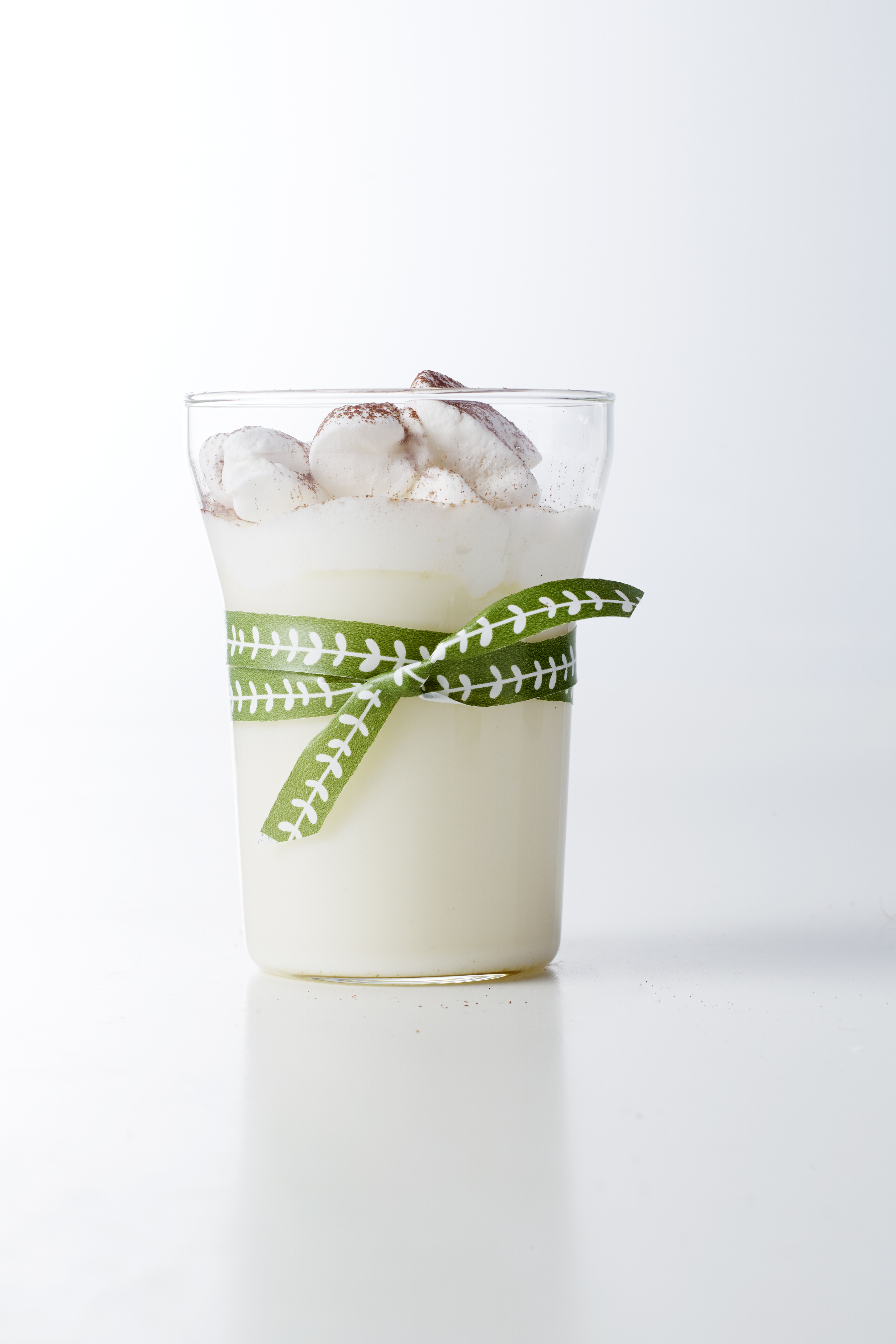 Witte chocolademelk met anijs en marshmallows