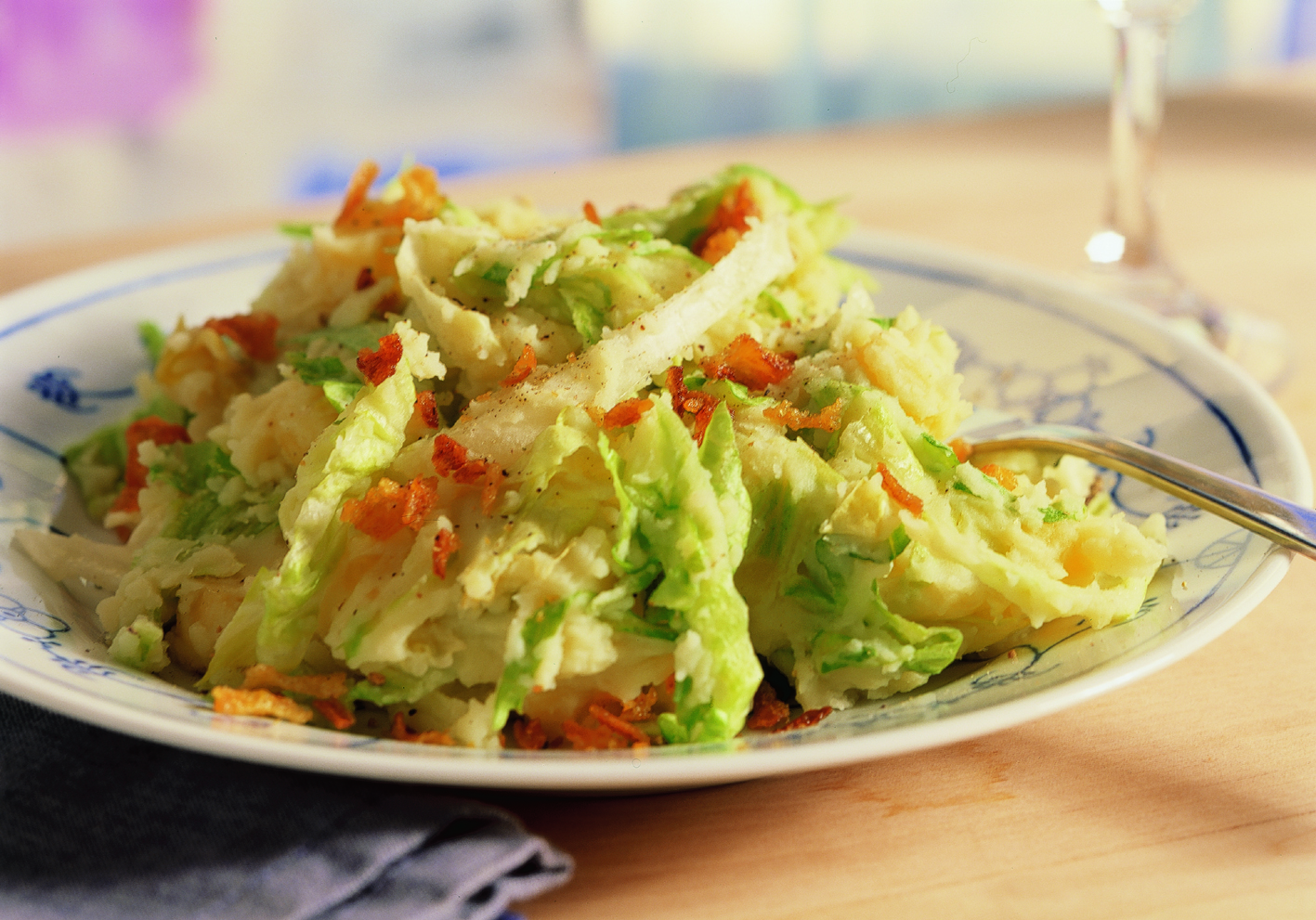 Zomerstamppot met ijsbergsla en boerenkaas