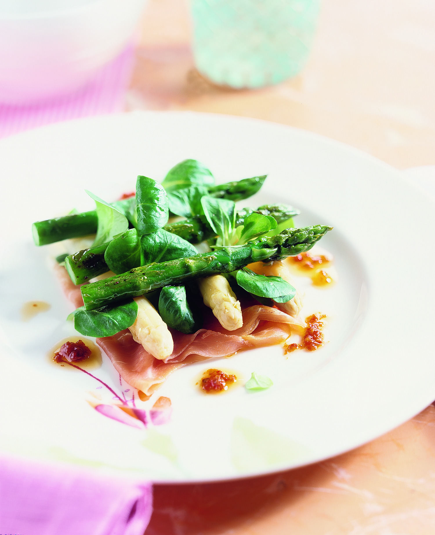 Witte en groene asperges met rauwe ham