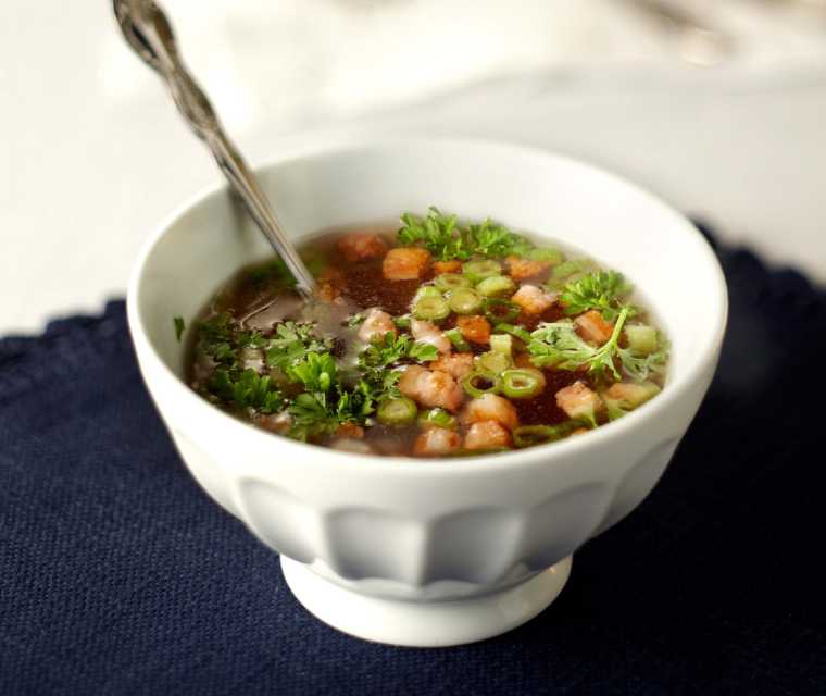 Wildbouillon met bosui en spekjes