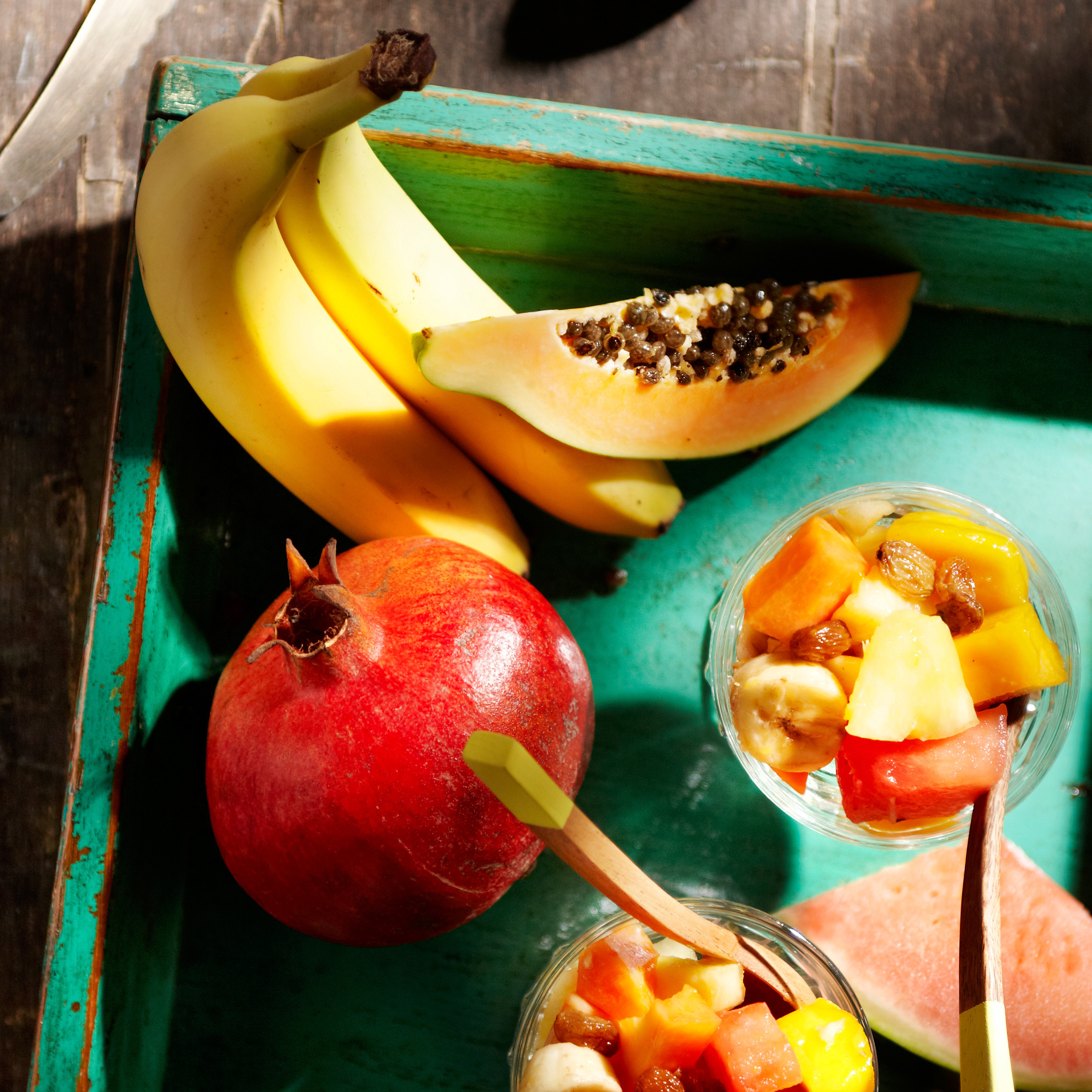 Tropisch fruit met rum en rozijnen