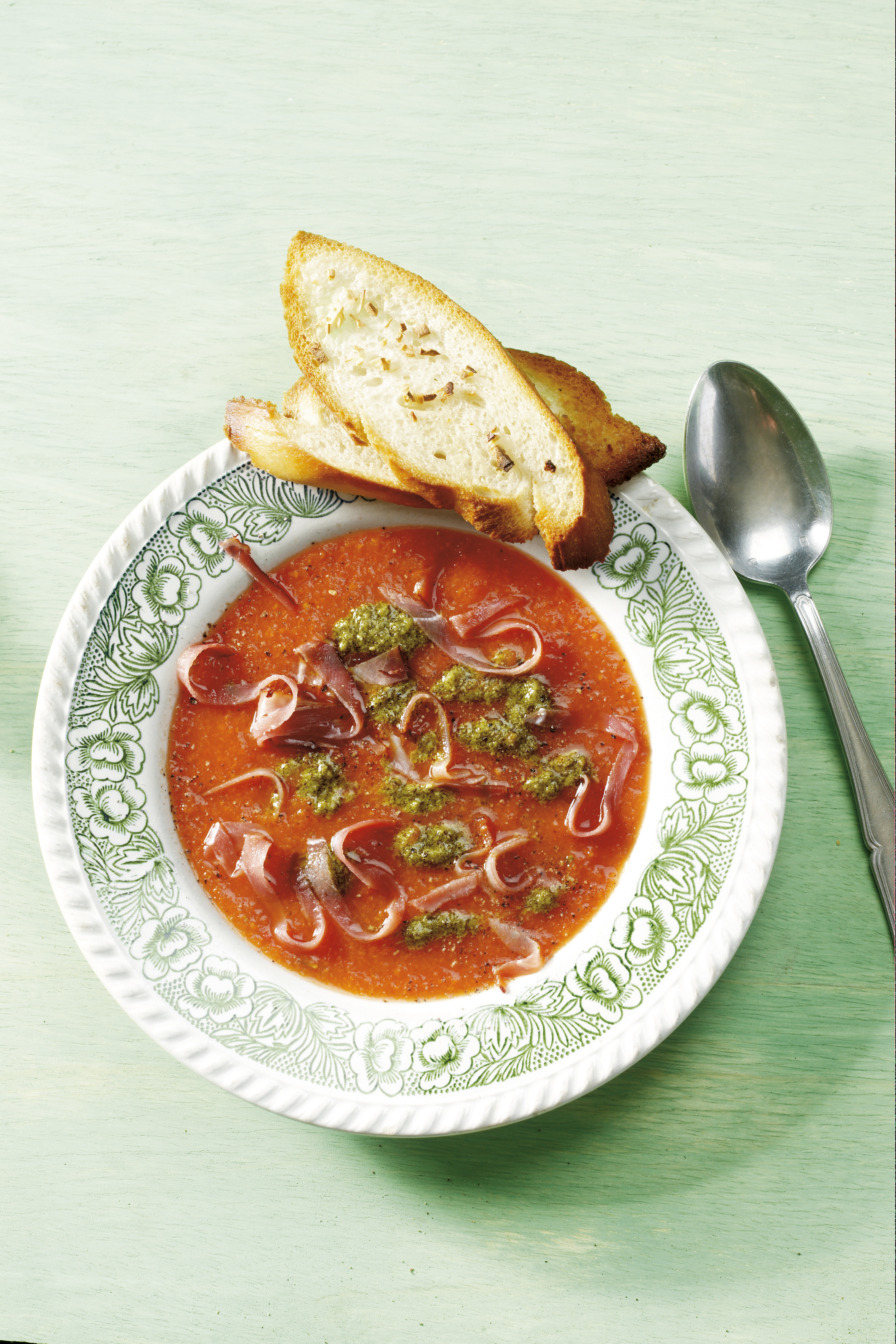 Toscaanse tomatensoep met pesto