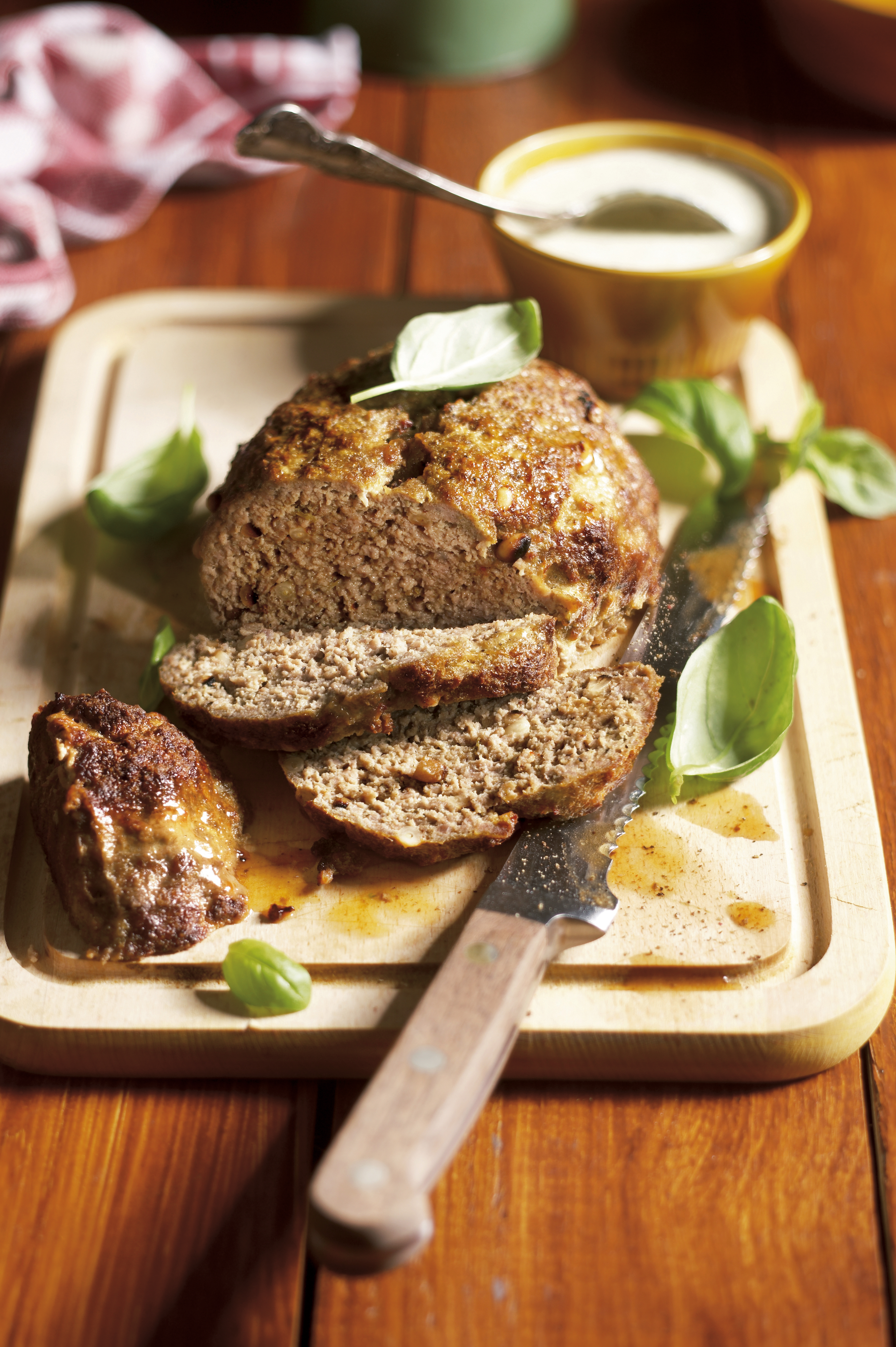 Toscaans gehaktbrood met basilicumsaus