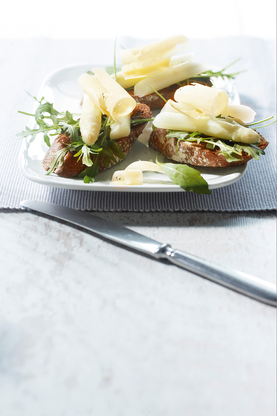 Crostini met asperges en kaaskrullen