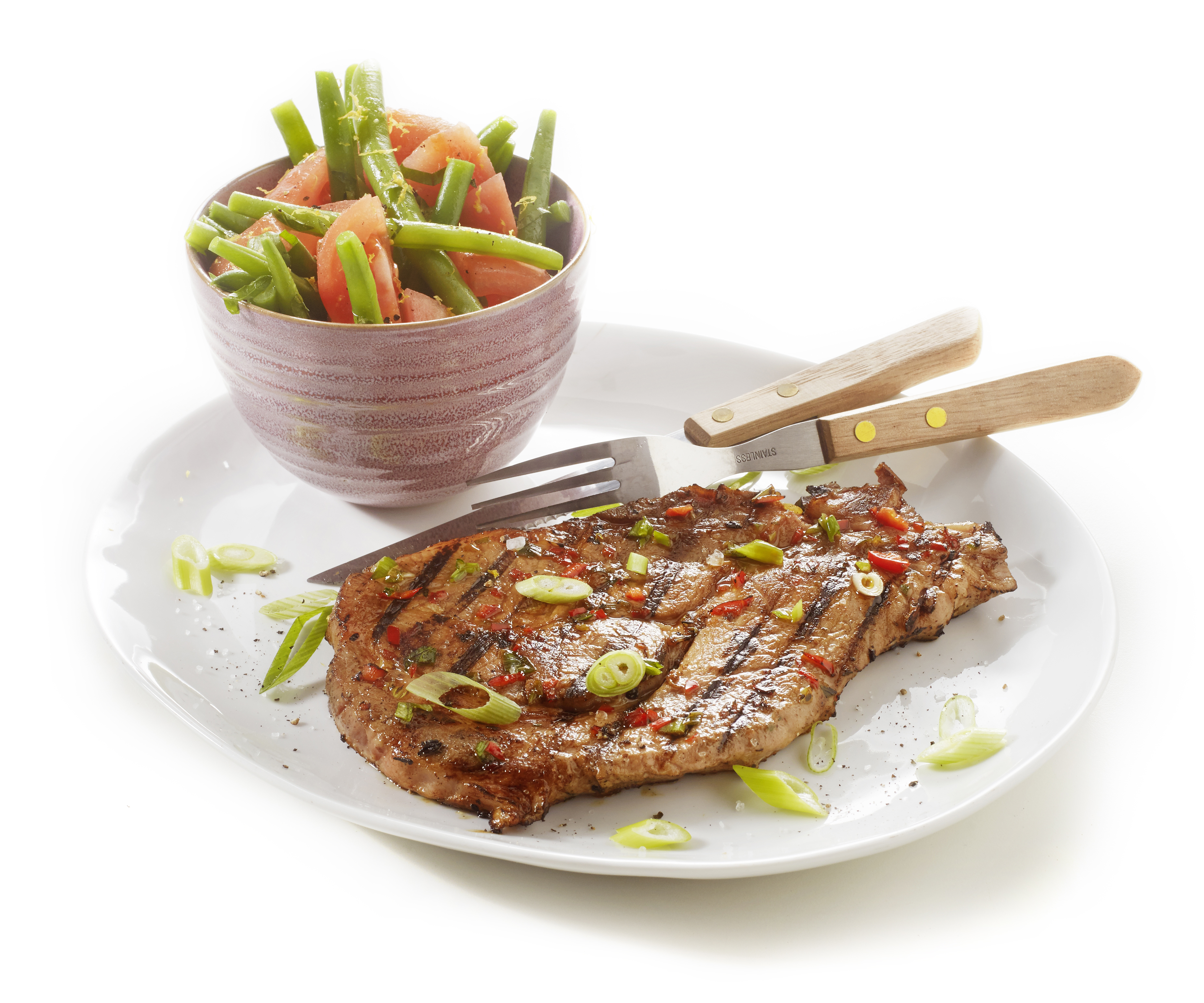 Gemarineerde karbonades met tomaten-sperziebonensalade