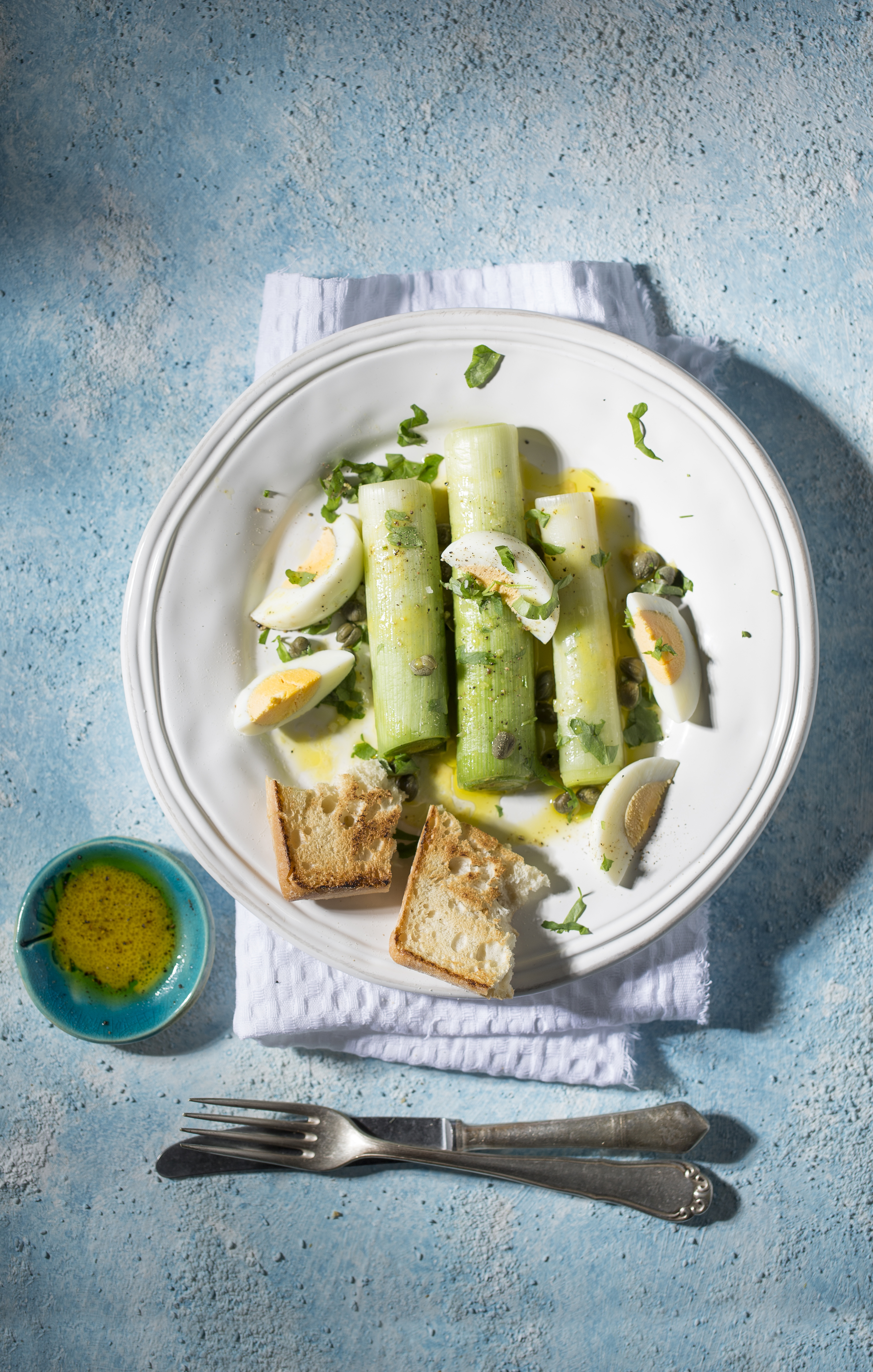 Gestoomde prei met mosterdvinaigrette en ei