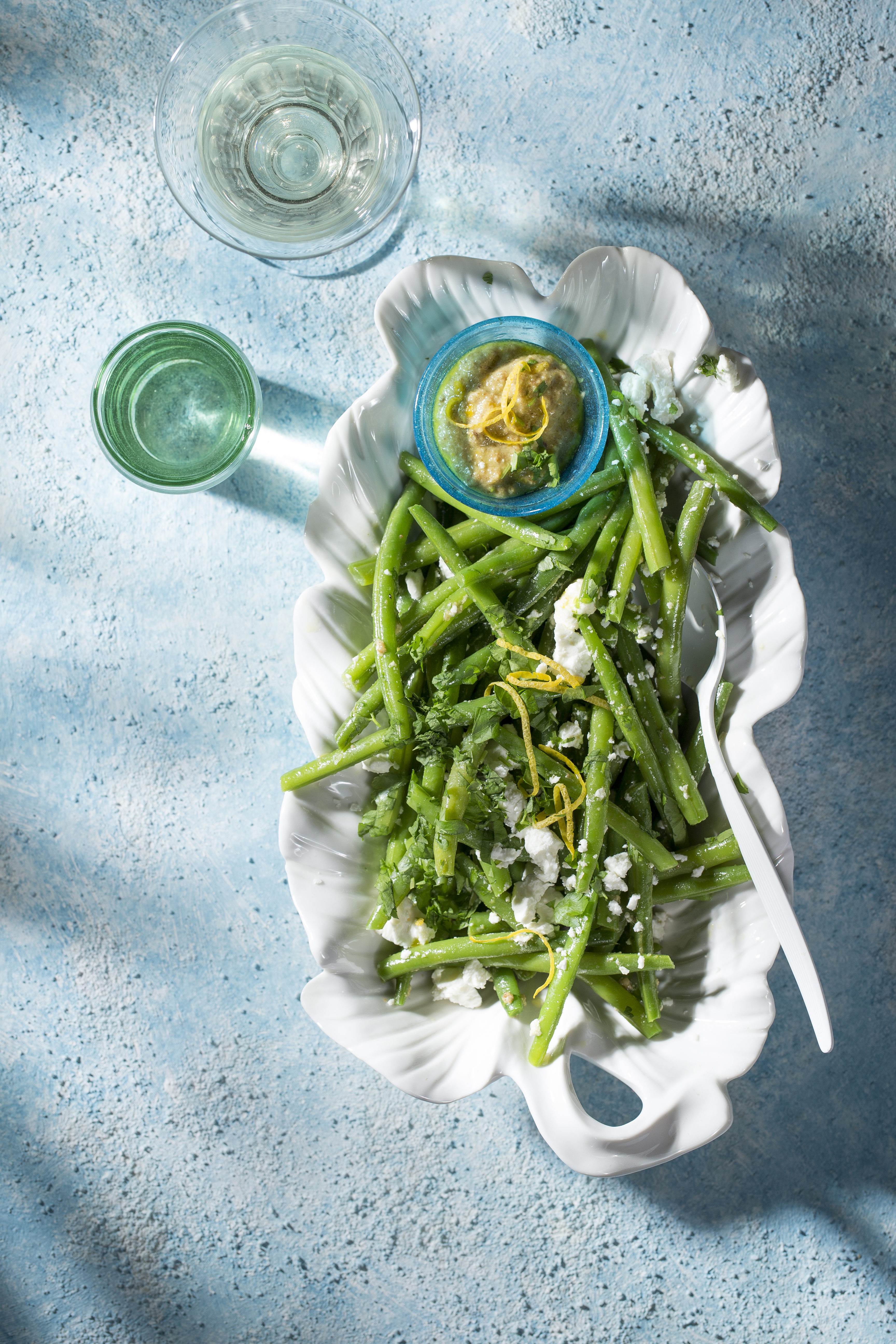 Sperziebonen met feta en amandelsaus