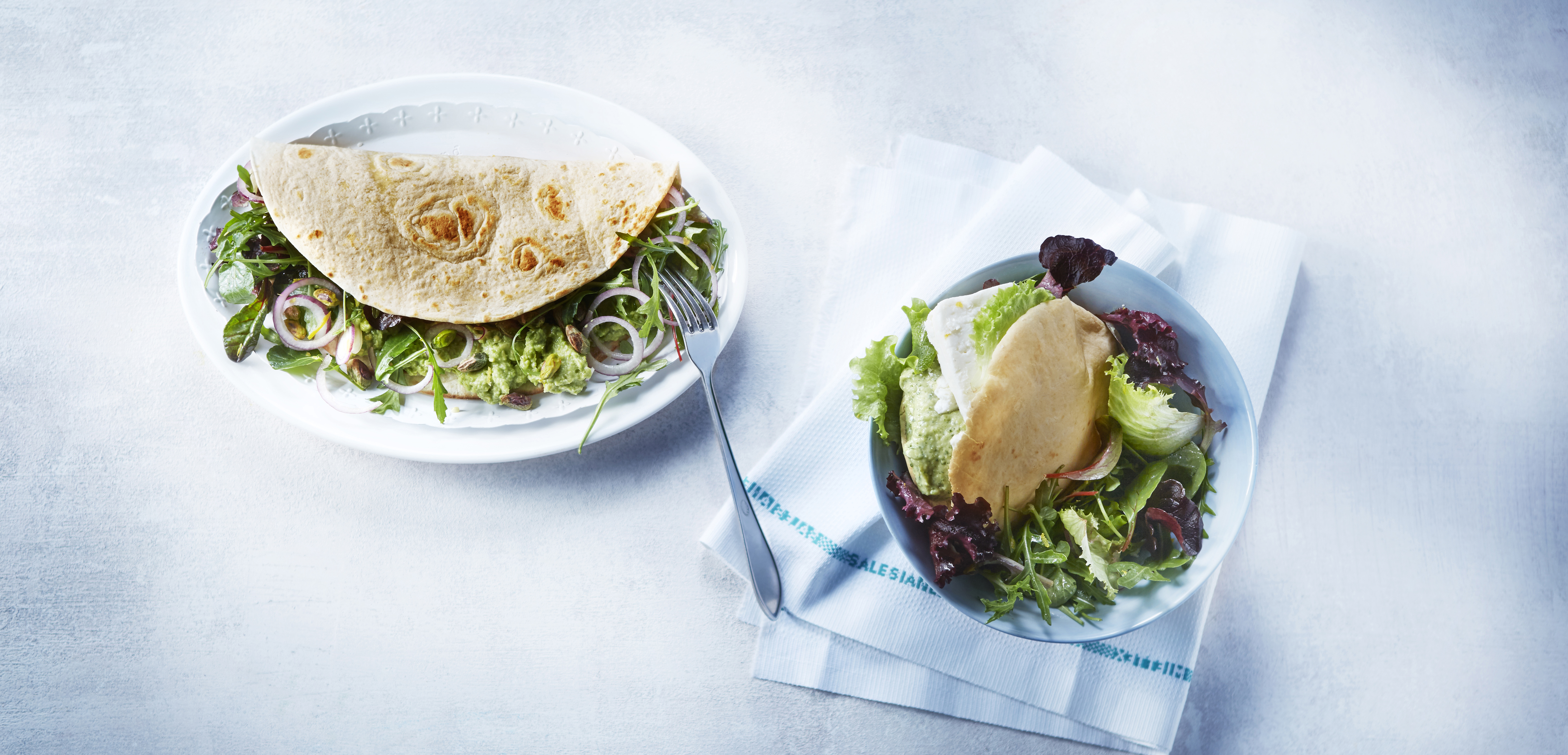 Pita met slablaadjes, feta en waterkershummus